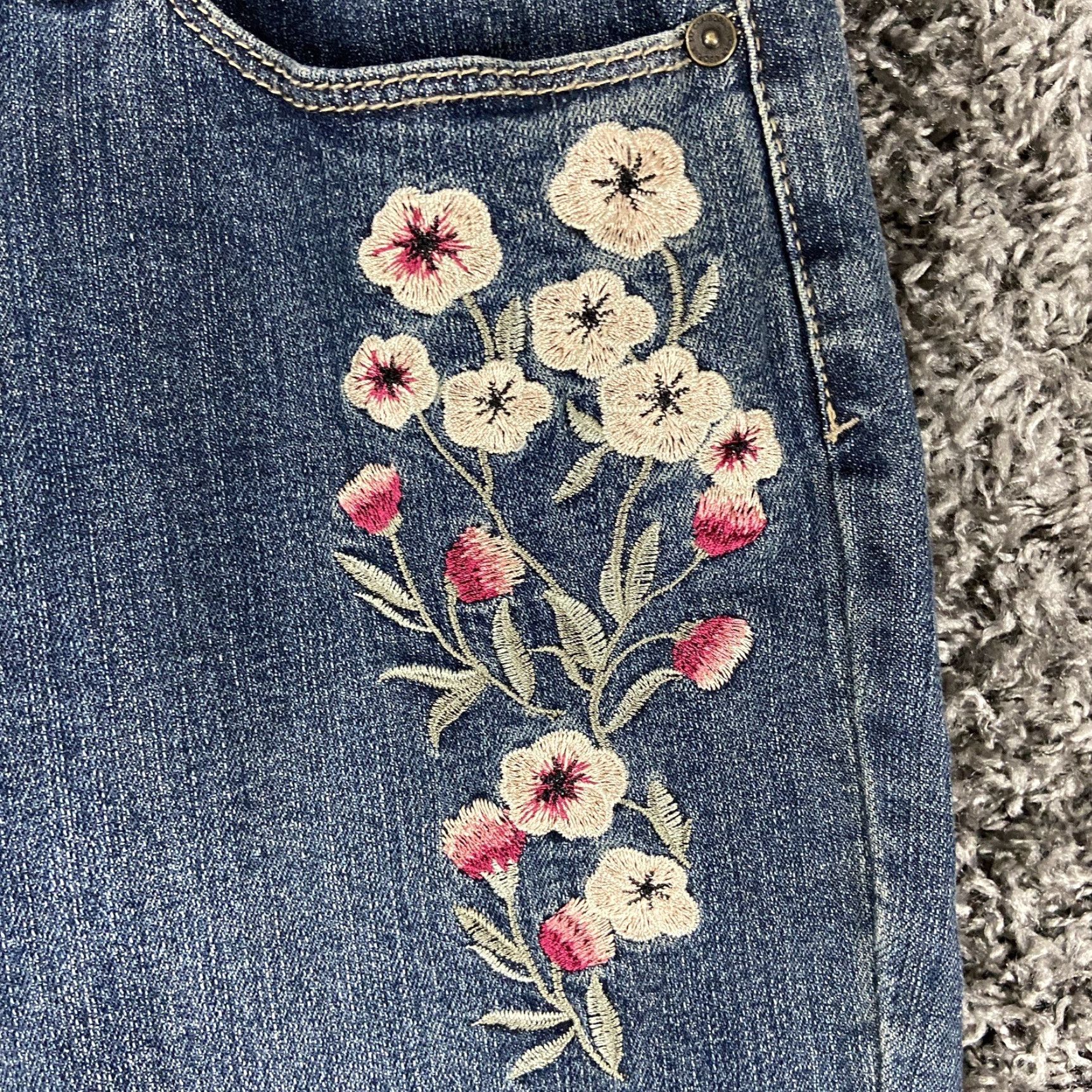 Liz Claiborne Liz Claiborne Jeans Skinny Women’s 8 Blue Embroidery Flowers Pink Flowers Ladies 8 Women Size 30" / US 8 / IT 44 - 4 Thumbnail