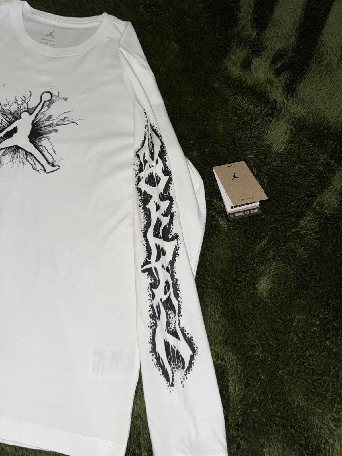Jordan Brand [XL] Jordan Dri-FIT Sports Graphic Longsleeve White Size US XL / EU 56 / 4 - 4 Thumbnail
