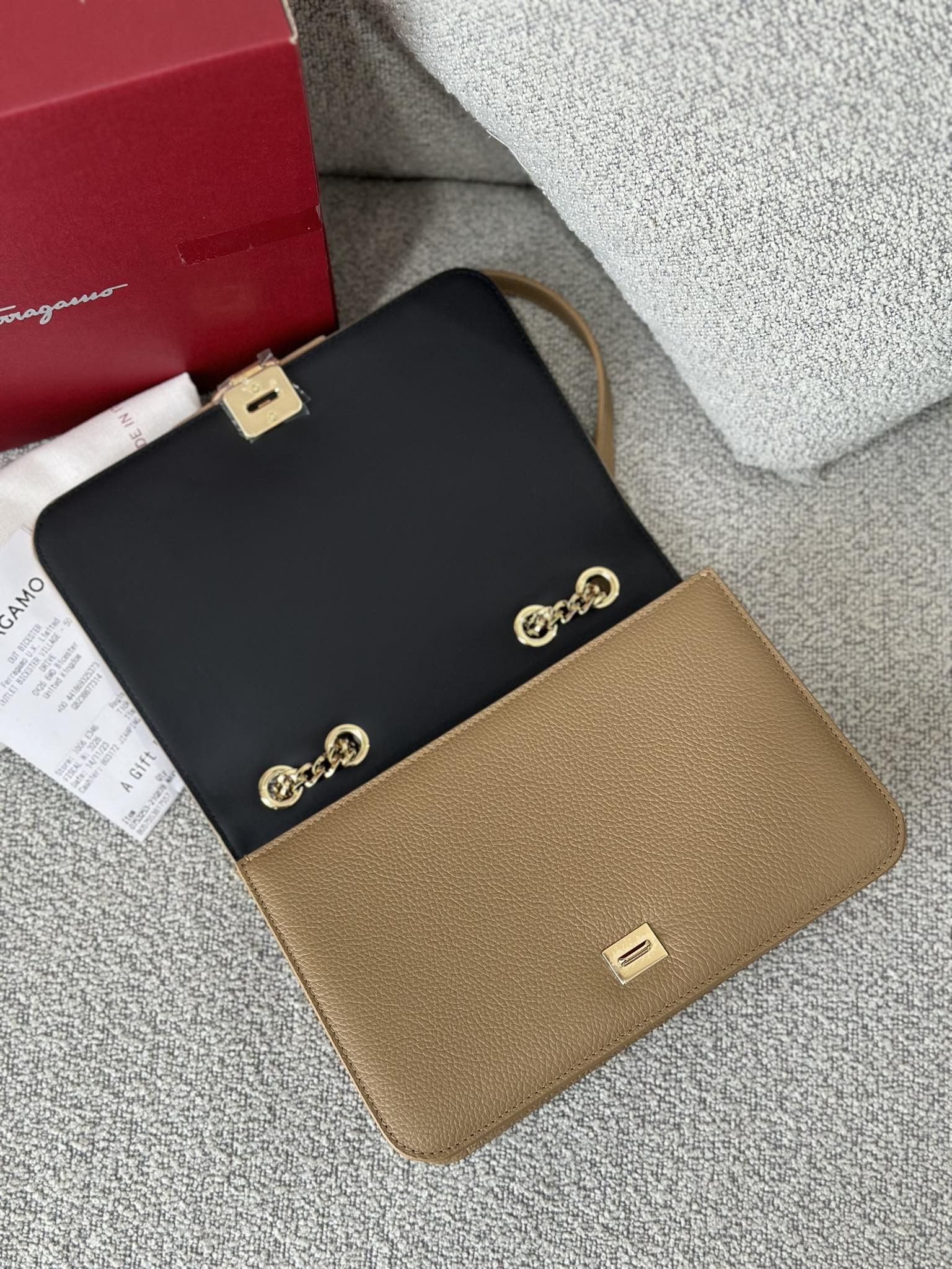 Salvatore Ferragamo o1s1rm0924 Size: OS / Vara Bow Shoulder Bag in Brown Size ONE SIZE - 7 Thumbnail