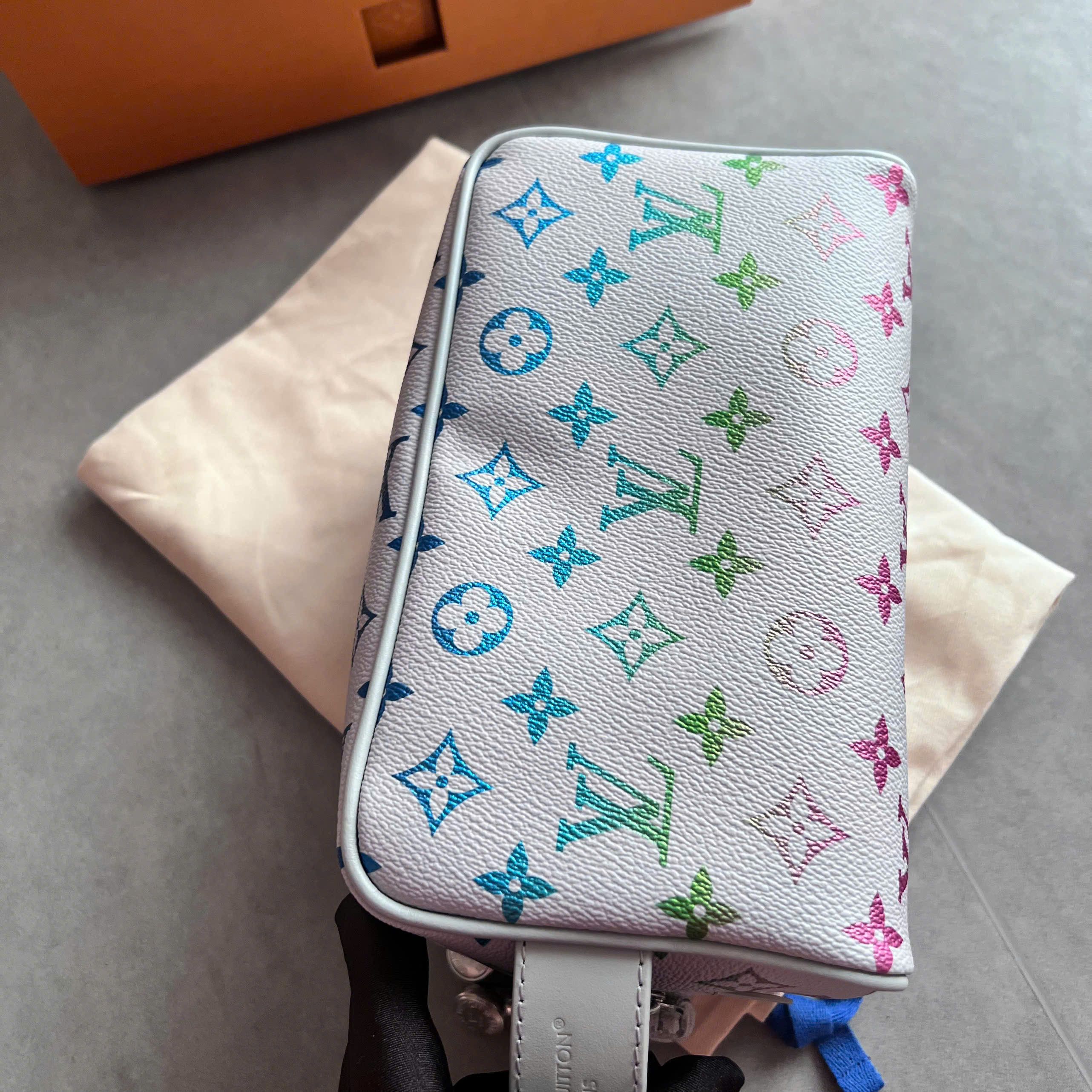 Louis Vuitton LOUIS VUITTON M14034 LOCKER DOPP KIT Size ONE SIZE - 3 Thumbnail