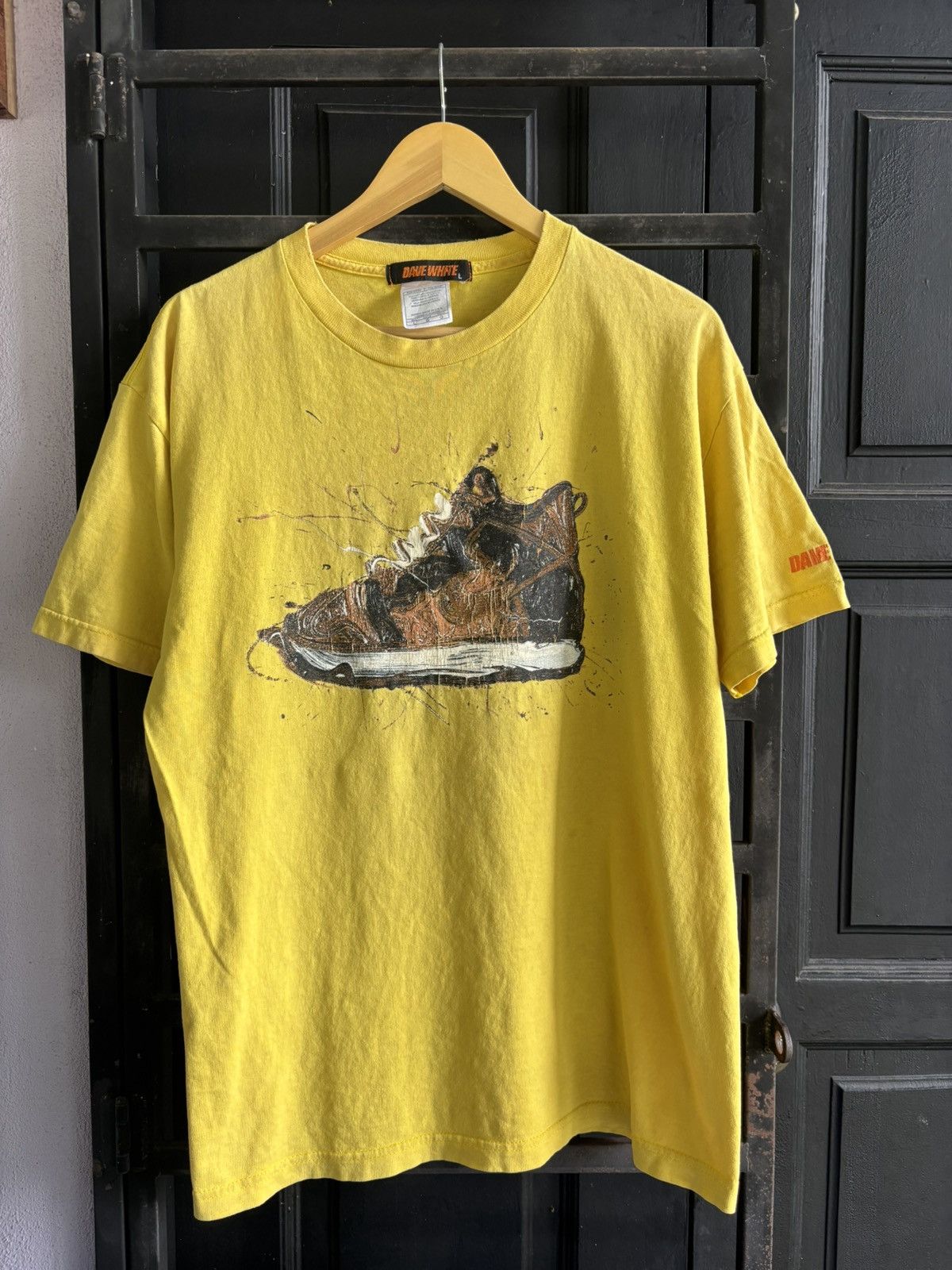 Nike Vintage Nike x Dave White Shoe Artwork Tshirt Size US L / EU 52-54 / 3 - 1 Thumbnail