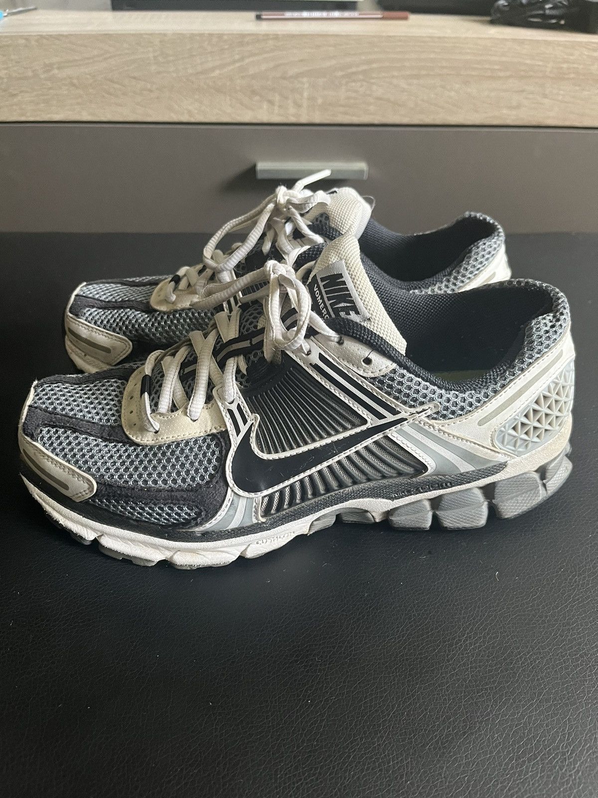 Nike NIKE Vomero 5 Size US 7 / EU 40 - 2 Thumbnail