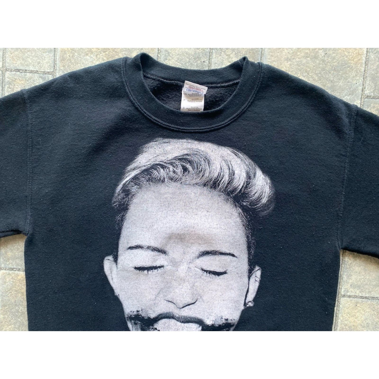 Gildan VINTAGE Chelsea Grin MENS SMALL Gildan Sweatshirt Double Sided Miley Cyrus Crew Neck Black & White B&W Face Tongue Men’s S Pullover Graphic Print Size US S / EU 44-46 / 1 - 4 Thumbnail