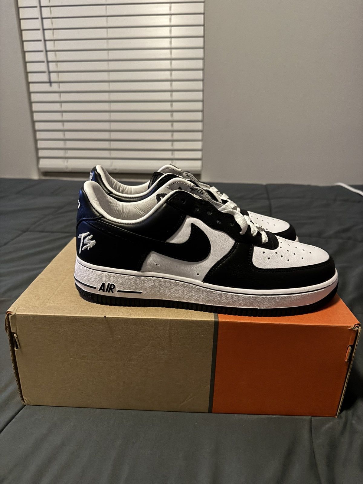 Nike Air Force One Low x Terror Squad “Blackout” Size US 7.5 / EU 40-41 - 3 Thumbnail