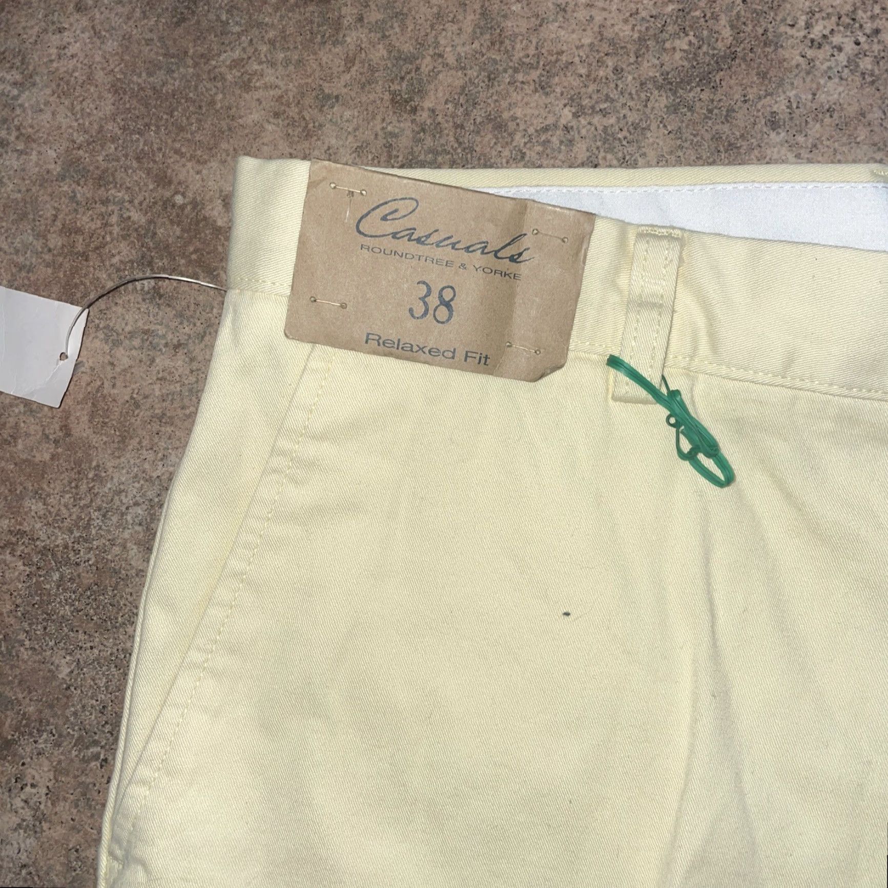 Roundtree & Yorke NWT Roundtree Yorke Casuals Shorts Mens 38 Yellow Chino Casual Mens Waist 38 Size US 38 / EU 54 - 2 Thumbnail