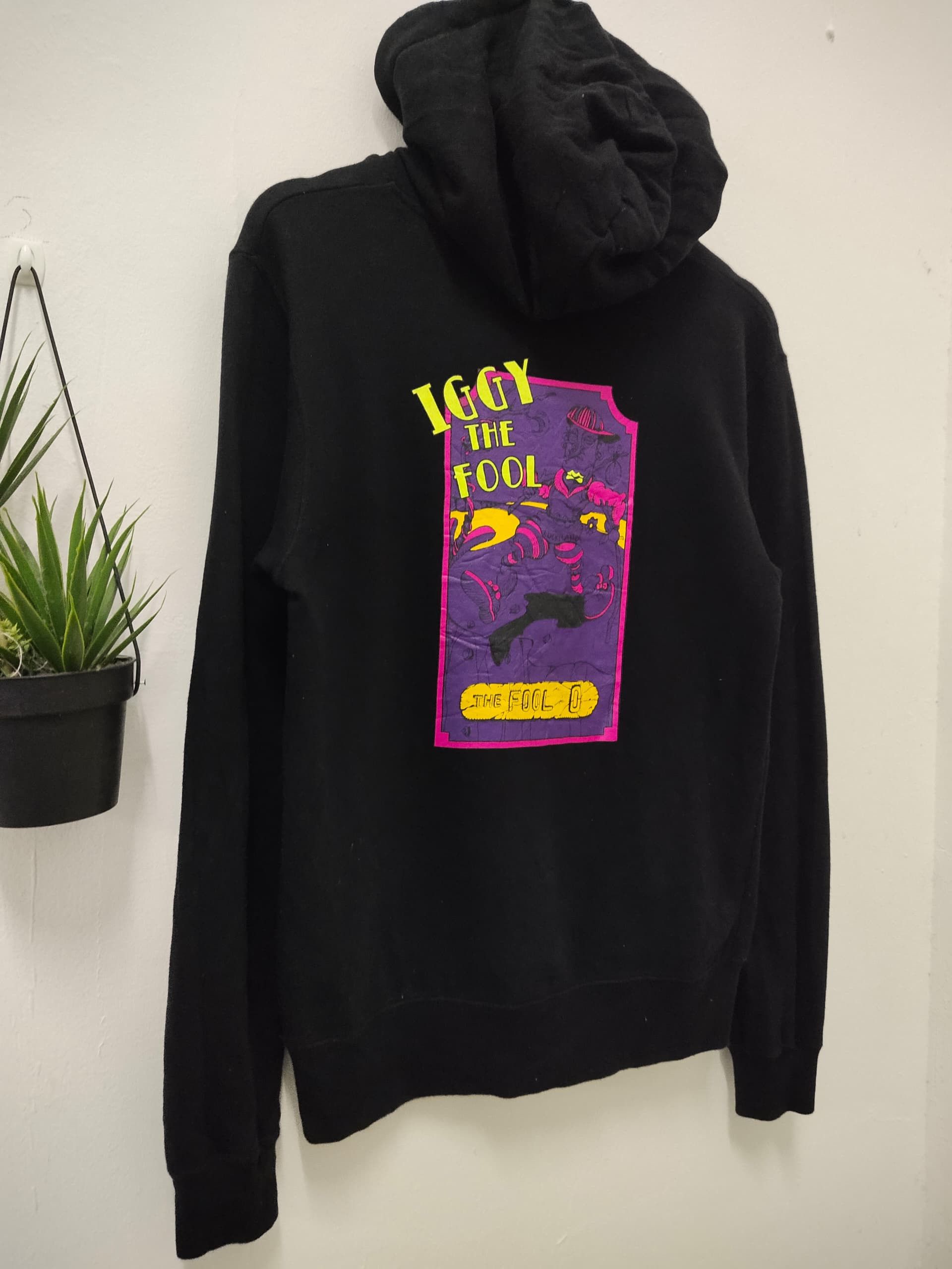 Anime VINTAGE IGGY THE FOOL JOJO BIZZARE ADVENTURE ANIME HOODIE Size US S / EU 44-46 / 1 - 7 Thumbnail
