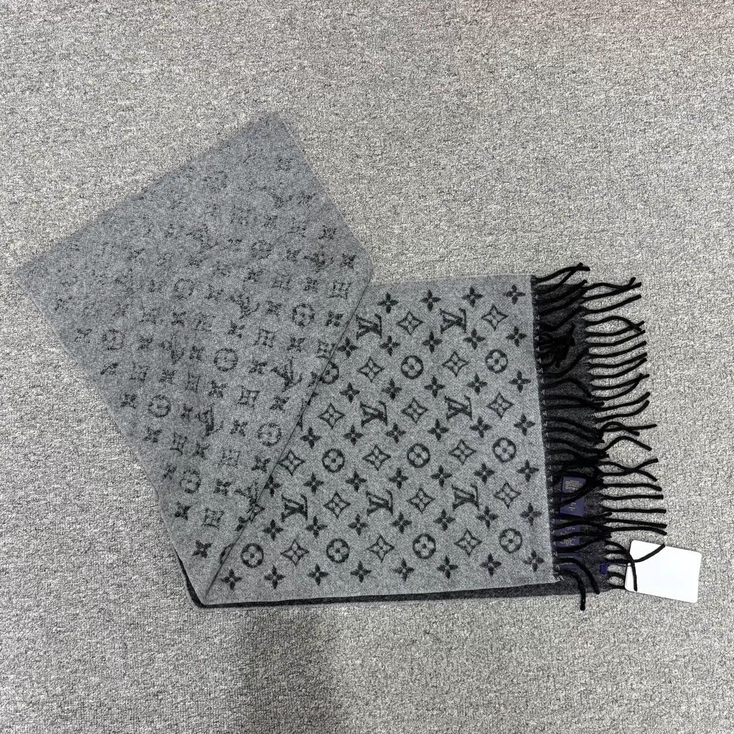 Louis Vuitton LV ombre allover monogram wool scarf unused Size ONE SIZE - 3 Thumbnail