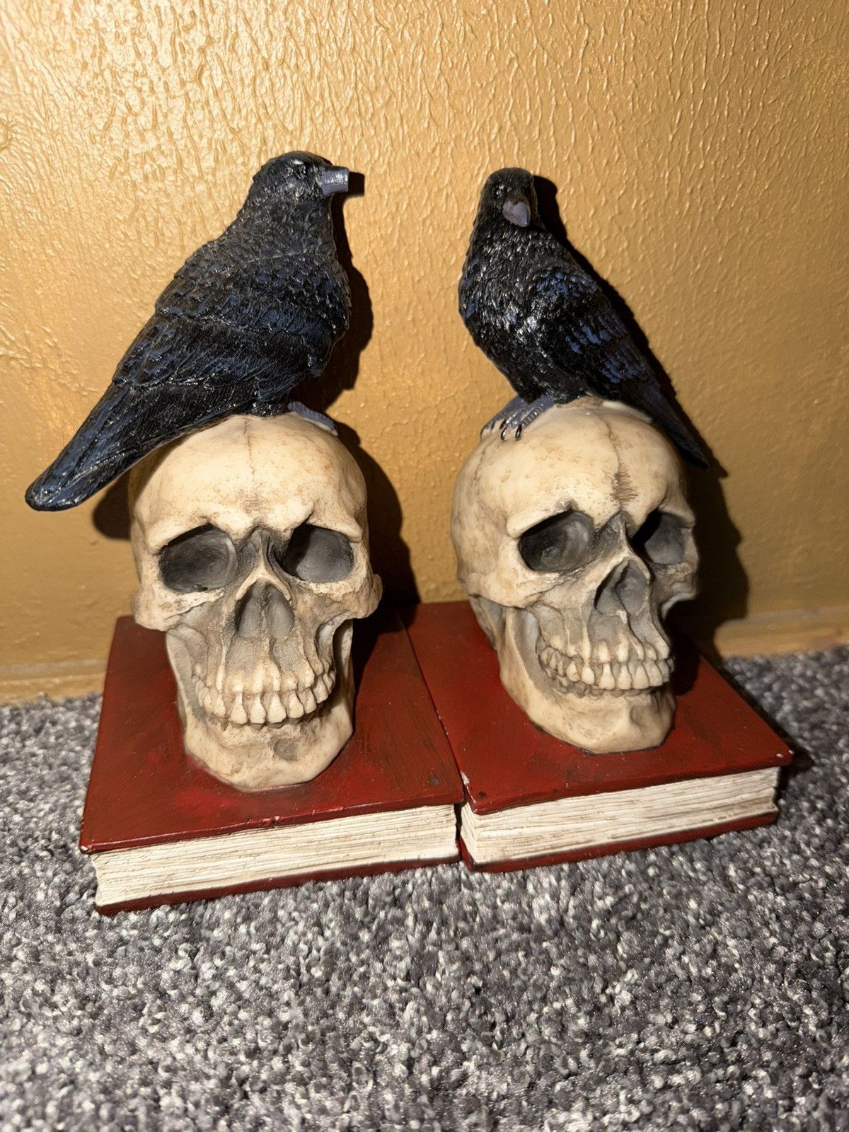 Other DWK Skull Bird Book End 2 Piece Set Used Pre Owned Size ONE SIZE - 1 Thumbnail