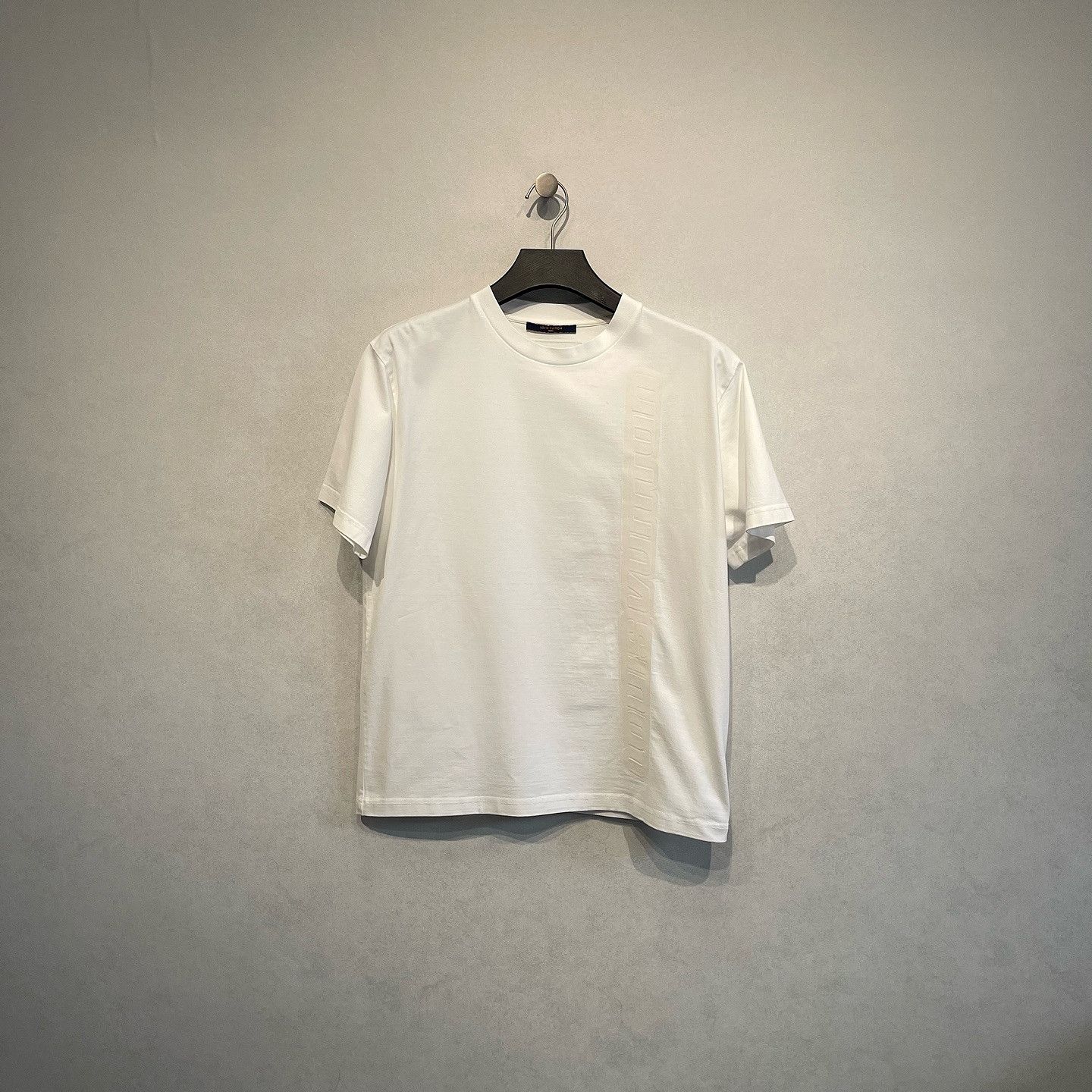 Louis Vuitton Louis Vuitton Embossed Logo T-Shirt Size L Size US L / EU 52-54 / 3 - 1 Thumbnail