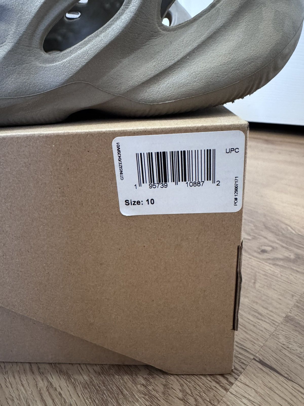 Adidas Adidas Yeezy Foam RNNR Stone Sage Size US 10 / EU 43 - 17 Thumbnail