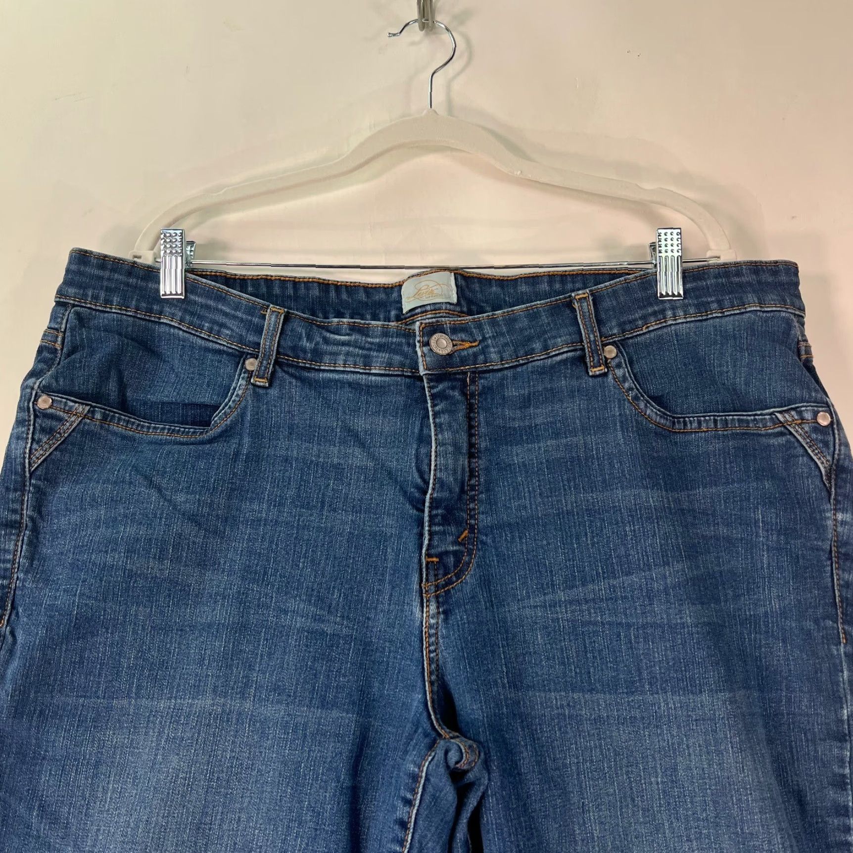 Levi's VINTAGE Levis San Francisco Womens Mid Rise Straight Blue Denim Bermuda Shorts 24 Size 42" / US 20 - 3 Thumbnail