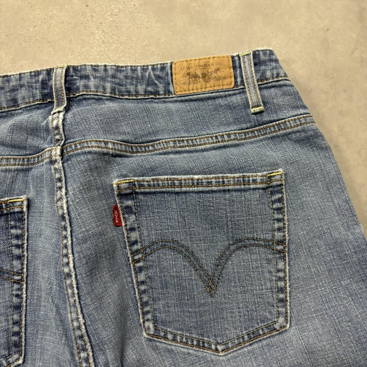 Levi's × Vintage Crazy Vintage Y2K/2000s Baggy Medium Wash Levi’s Denim Jeans! Size US 33 - 7 Thumbnail