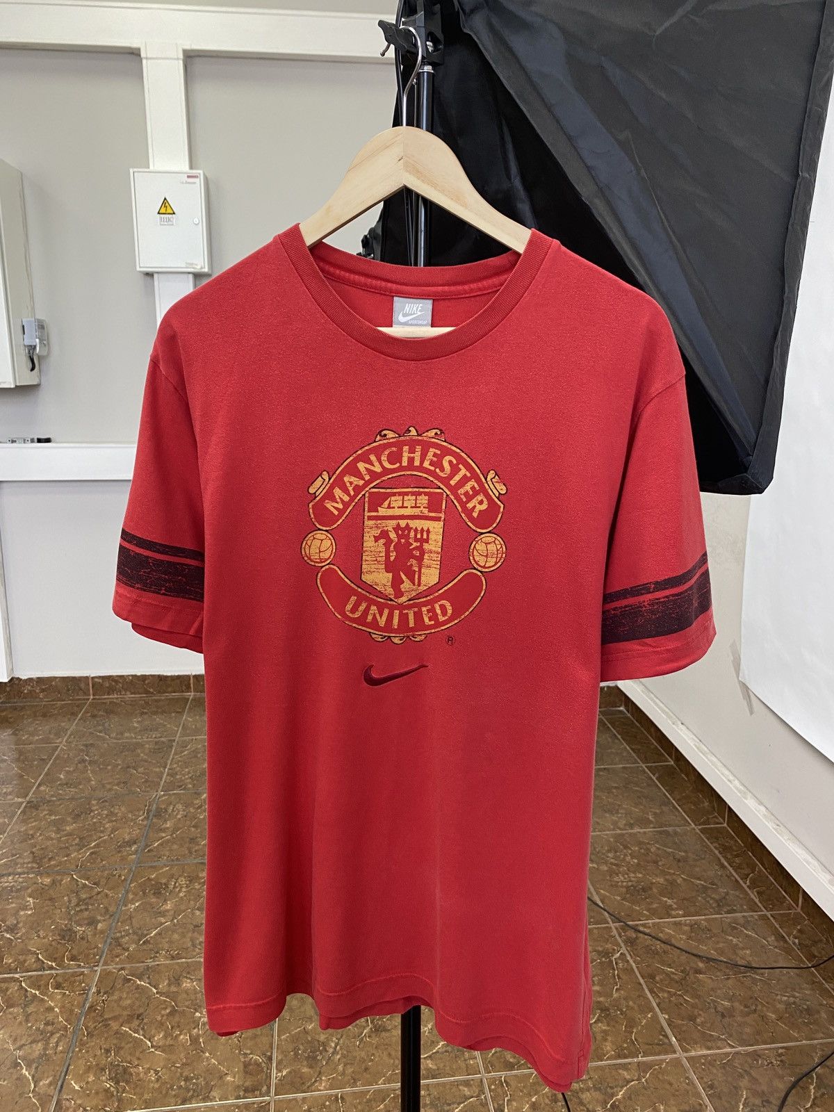 Nike 🏴󠁧󠁢󠁥󠁮󠁧󠁿 Vintage 90s Manchester United Nike T-Shirt Rare Retro Y2K Size US XL / EU 56 / 4 - 1 Thumbnail