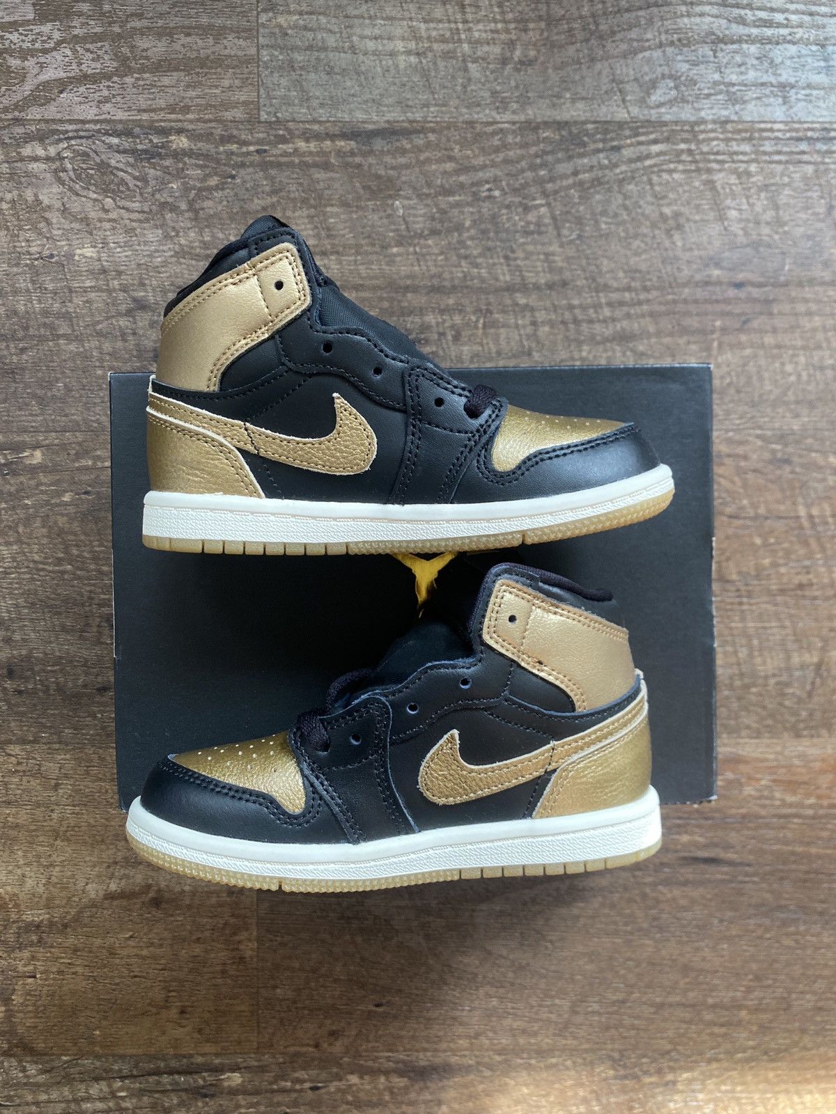 Jordan Brand × Nike Jordan 1 Black/Metallic Gold-Sail Size US 9 / EU 42 - 4 Thumbnail