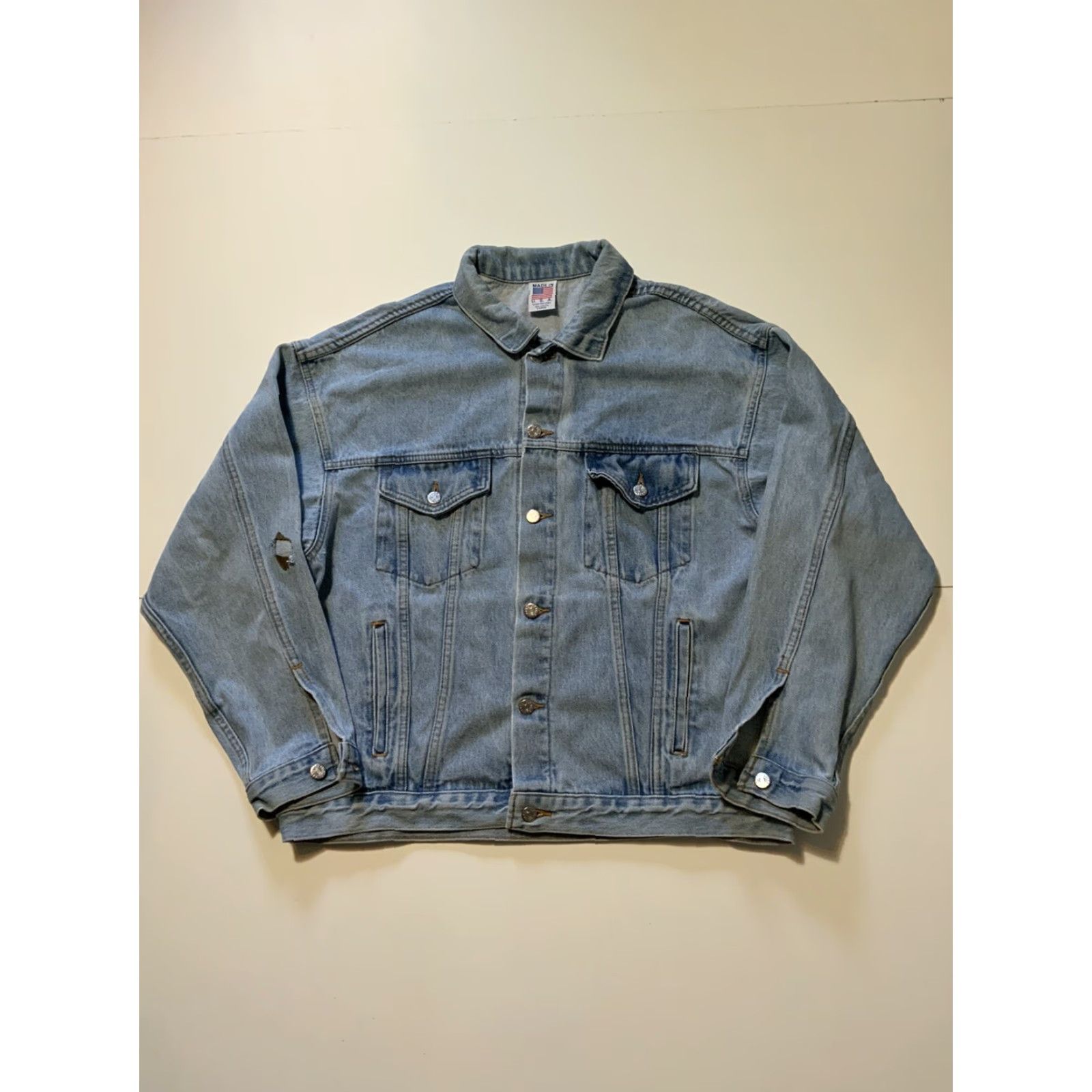 Vintage VINTAGE 80s 90s TGI Friday’s Throughout The World Embossed Denim Jean Jacket Sz. L Men’s? Size US 33 - 3 Thumbnail