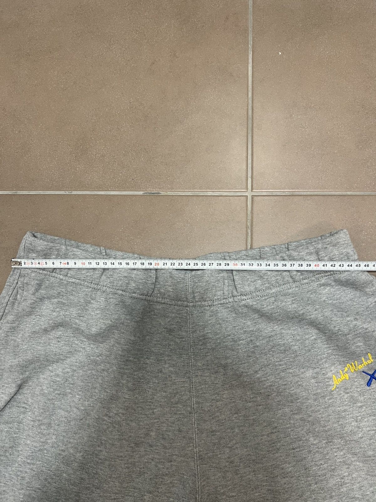 Andy Warhol × Kaws × Uniqlo Jogging Gris Uniqlo Andy Warhol KAWS édition limitée Size US 36 / EU 52 - 8 Thumbnail