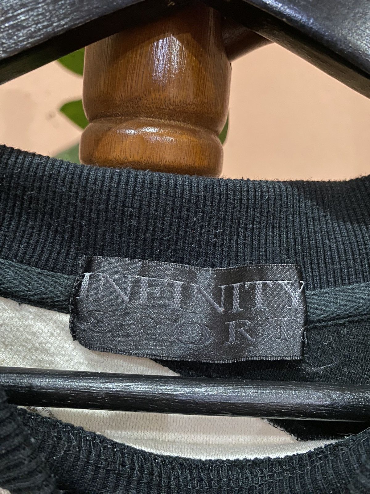 Vintage VINTAGE EMBROIDERED INFINITY SPORTS SWEATSHIRT Size US L / EU 52-54 / 3 - 6 Thumbnail