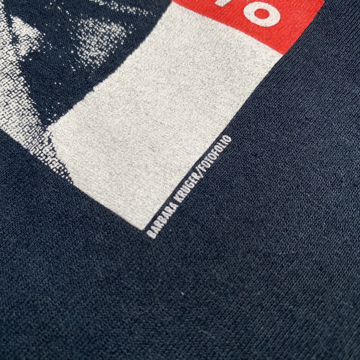 Barbara Kruger Vintage Barbara Kruger Fotofolio Box Logo T Shirt y2k Size US L / EU 52-54 / 3 - 8 Thumbnail