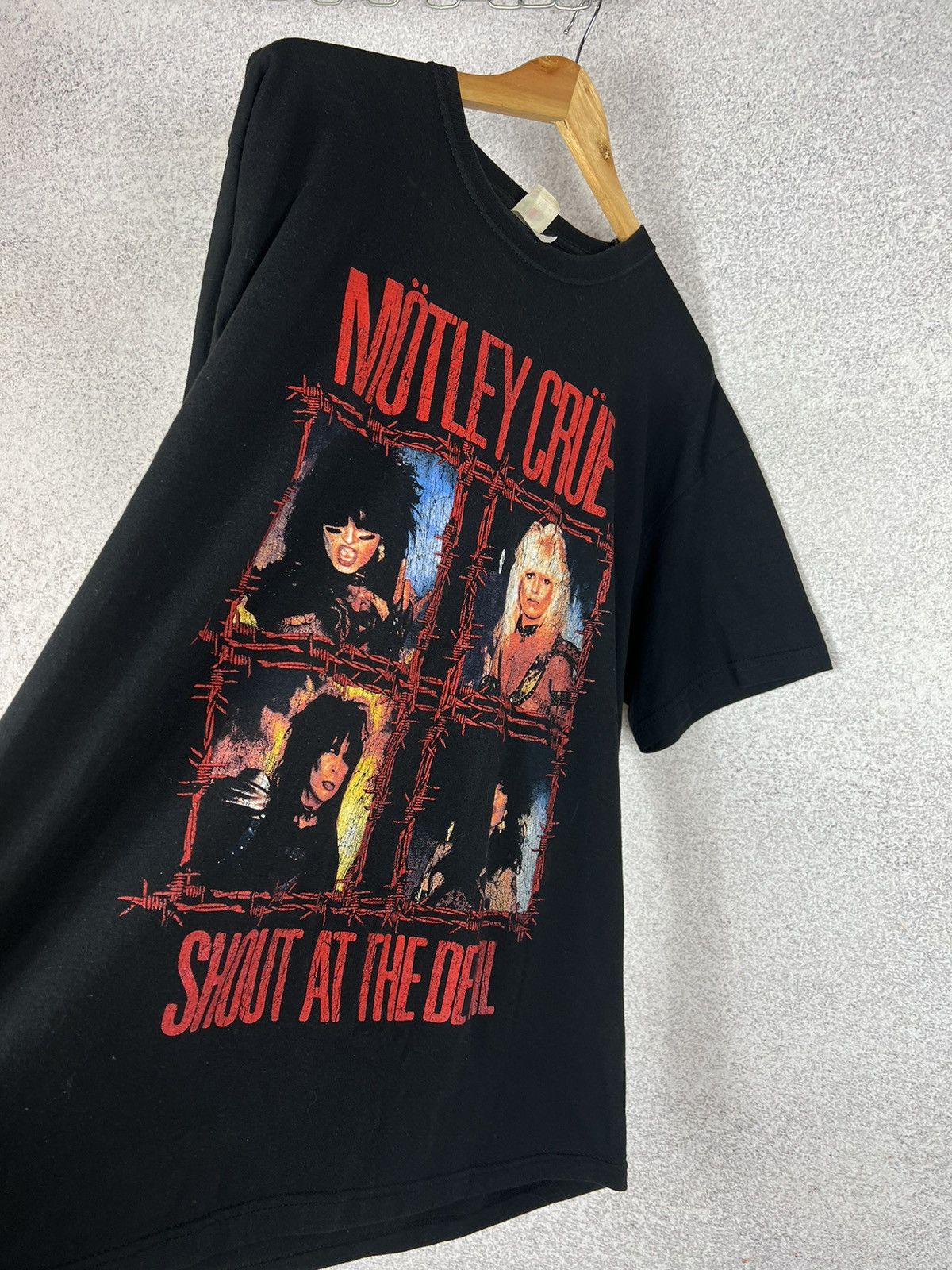 Band Tees × Vintage Vintage Motley Crue SHOUT AT THE DEVIL Rock Band T-Shirt Size US XL / EU 56 / 4 - 4 Thumbnail