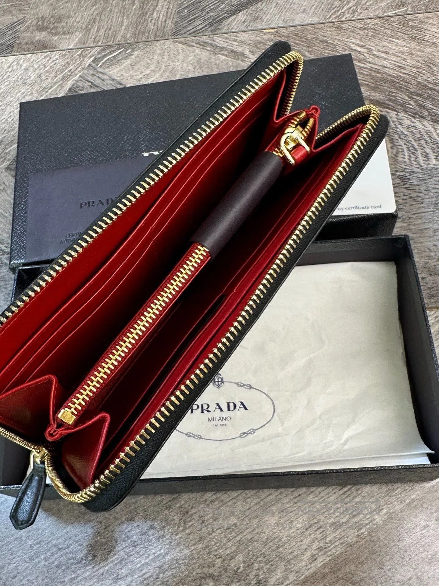 Prada Prada Classic Long Zip Wallet Clutch. Size ONE SIZE - 3 Thumbnail