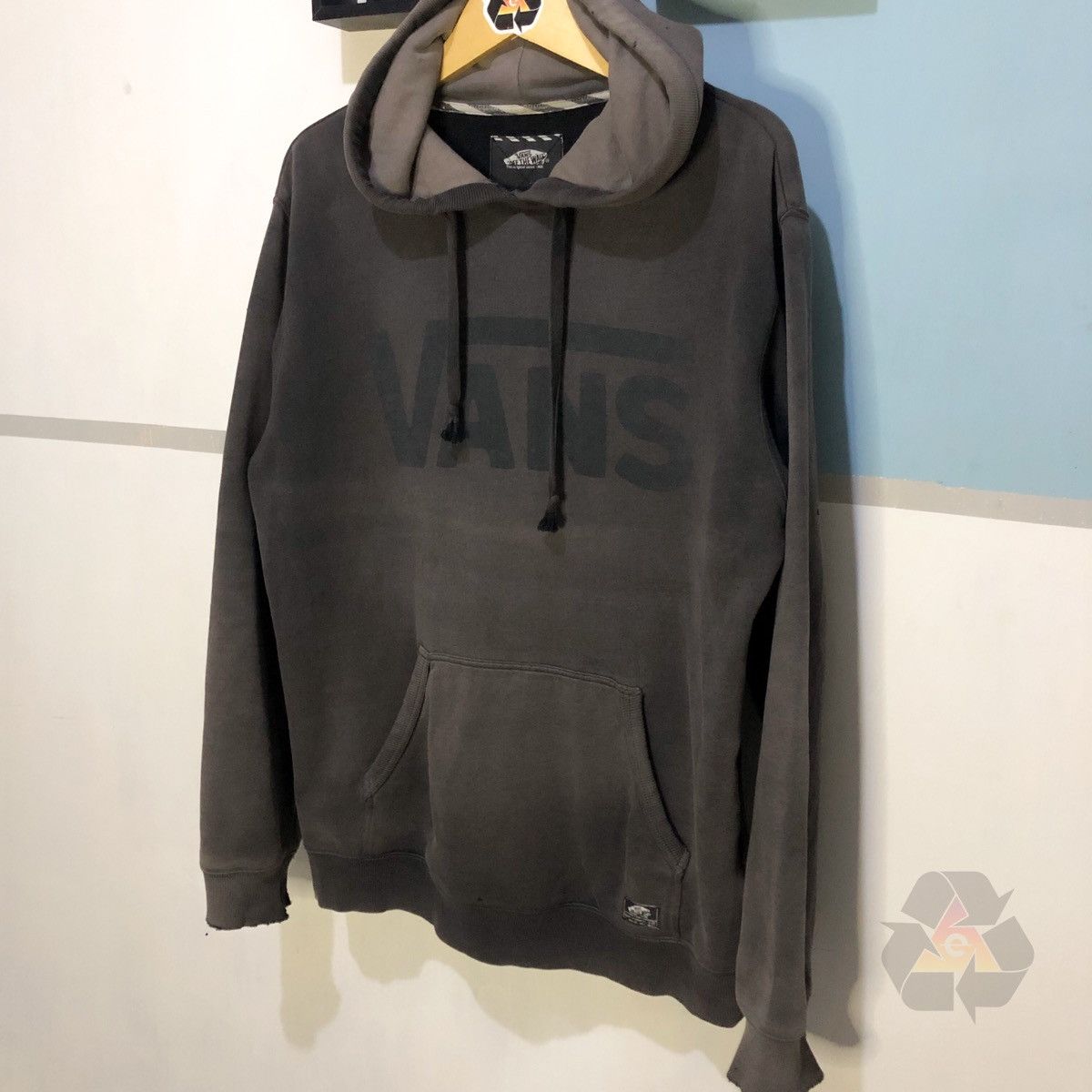 Japanese Brand × Vans × Vintage Vintage THRASHED VANS Big Logo Hoodie Size US M / EU 48-50 / 2 - 3 Thumbnail