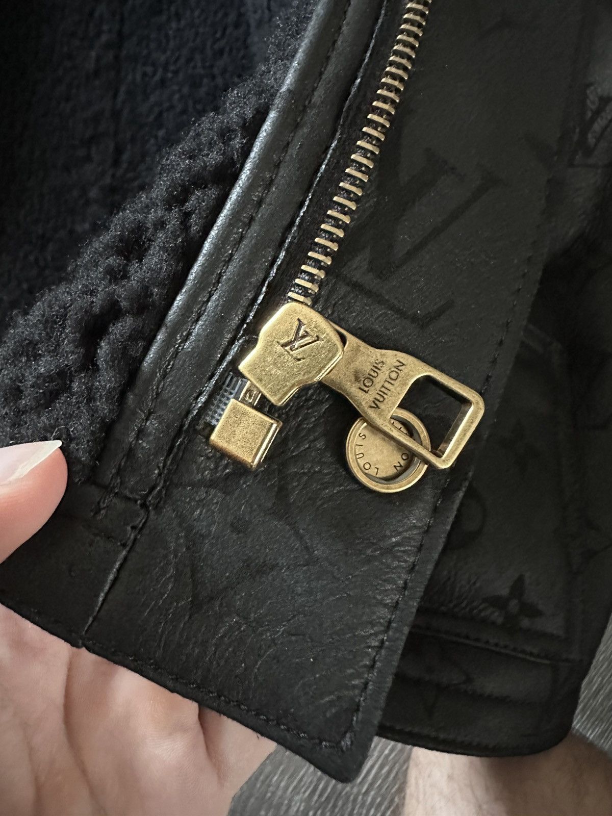 Louis Vuitton louis vuitton embossed monogram shearling jacket black Size US M / EU 48-50 / 2 - 4 Thumbnail