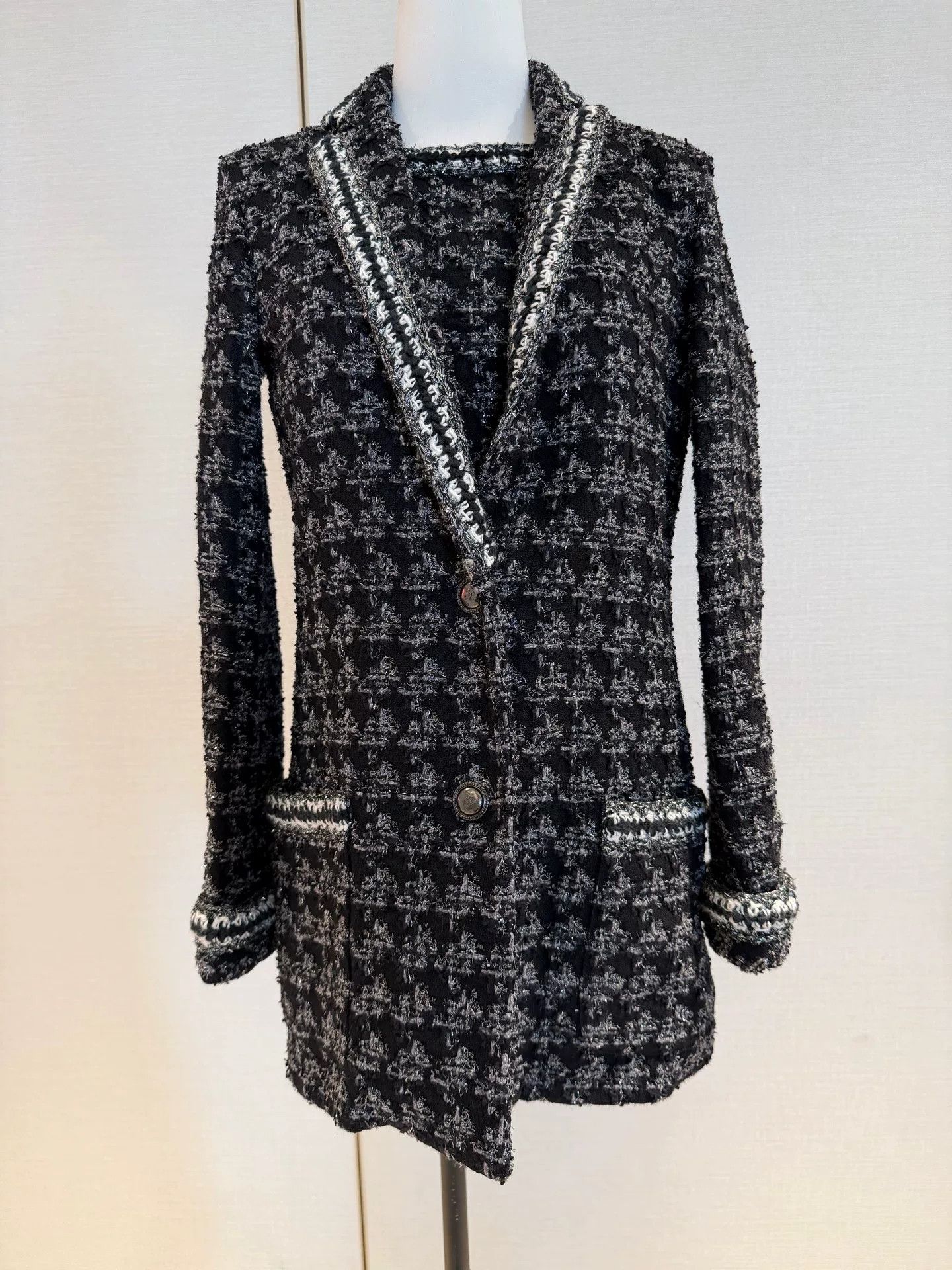 Chanel Chanel Black Silver Houndstooth Tweed Blazer Size US S / EU 44-46 / 1 - 1 Thumbnail