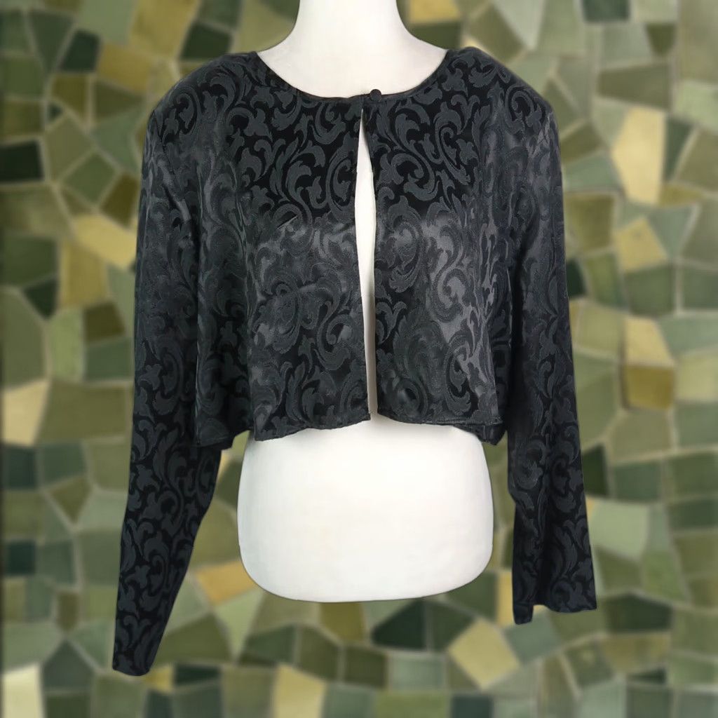 Vintage VINTAGE Von Bramlett Black Damask Print Crop Bolero Evening Jacket, 20W, Long Sleeve, Button Closure, 90s Era, Formal/Cashion, Women Size 3XL / US 20-22 - 1 Thumbnail