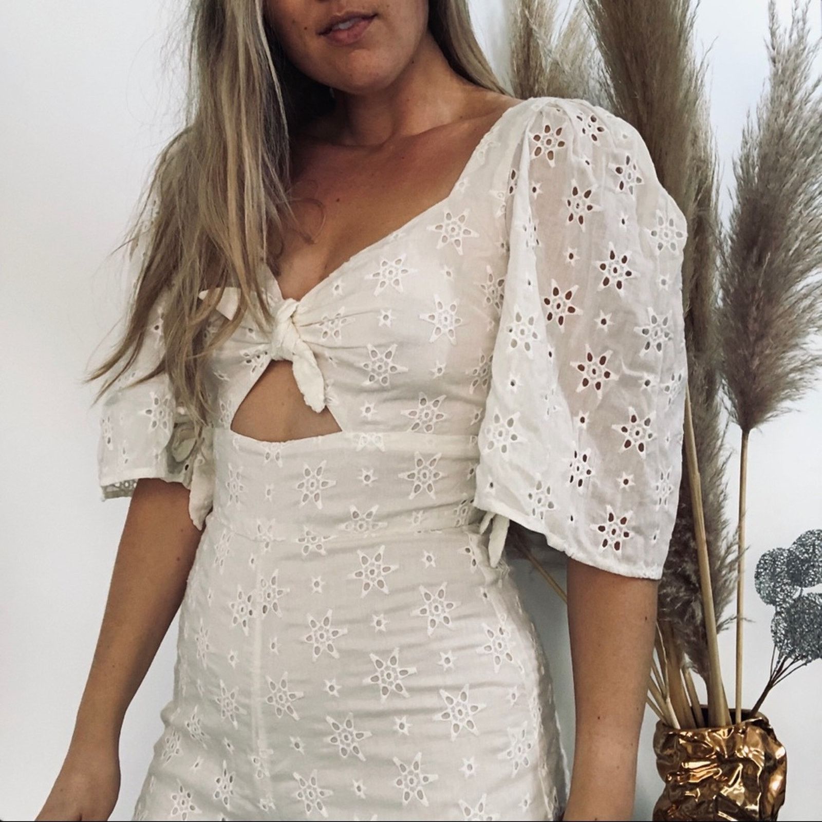 Nordstrom NEW LOVERS FRIENDS Revolve White Eyelet Lace Shorts Romper S Size 27" / US 4 / IT 40 - 3 Thumbnail