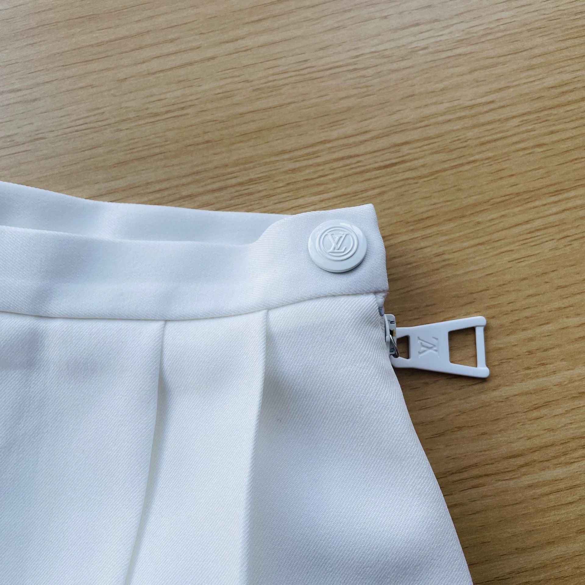 Louis Vuitton LOUIS VUITTON pleated skort women's white 36 99 new Size 26" / US 2 / IT 38 - 3 Thumbnail