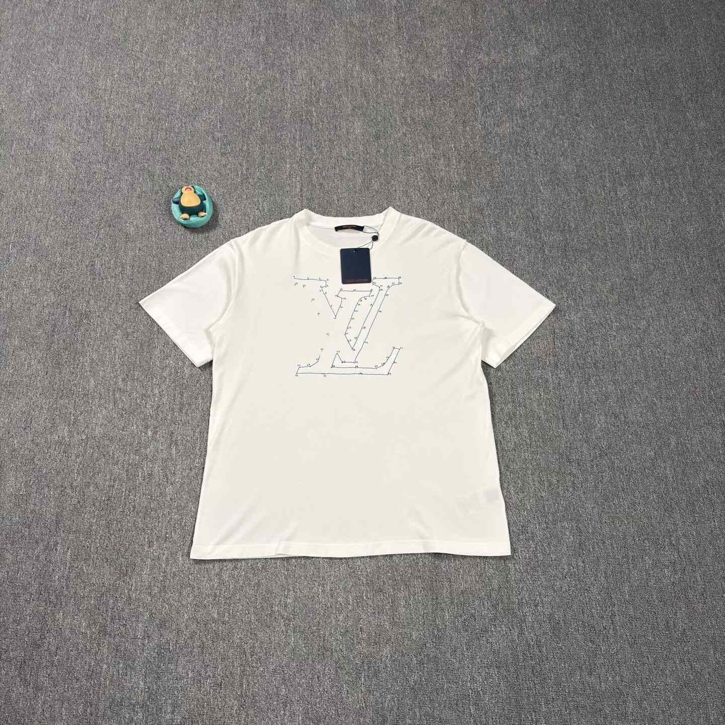Louis Vuitton LV Embroidered Big Logo White T-shirt Size US XL / EU 56 / 4 - 1 Thumbnail