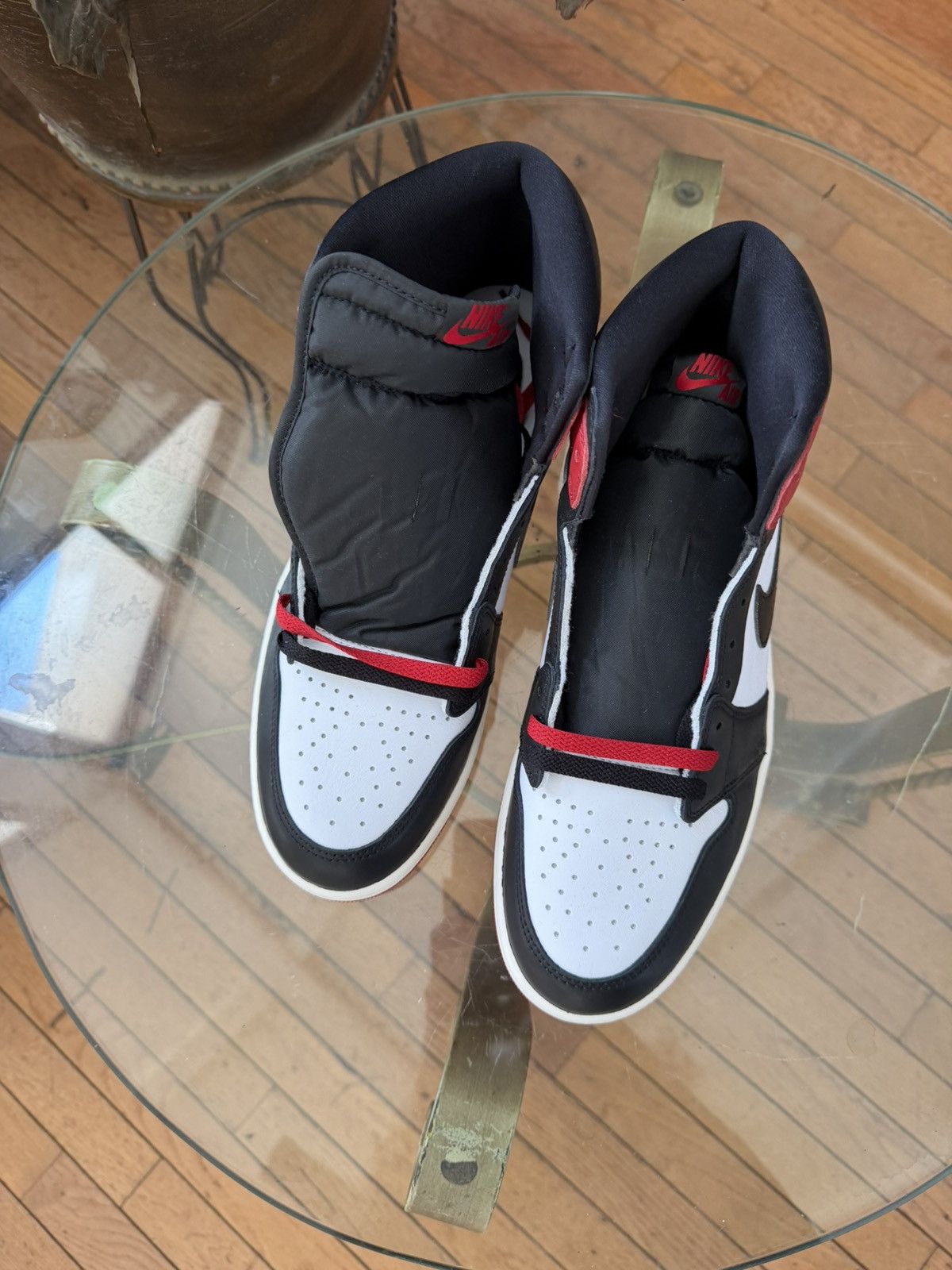 Jordan Brand Nike Air Jordan 1 Mid Chicago Black Toe Size12 RedWhiteBlack Size US 12 / EU 45 - 4 Thumbnail