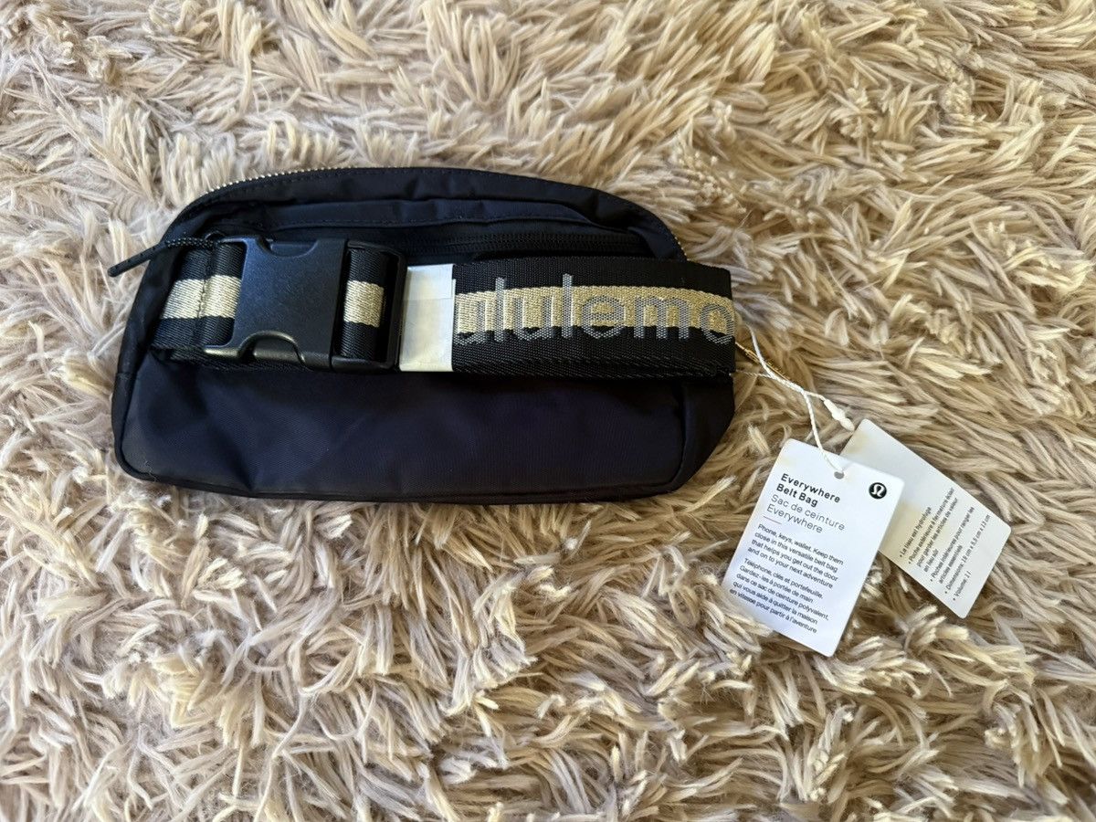 Lululemon NWT Lululemon Everywhere BeltBag/CrossbodyBag Wordmark Strap Size ONE SIZE - 1 Thumbnail