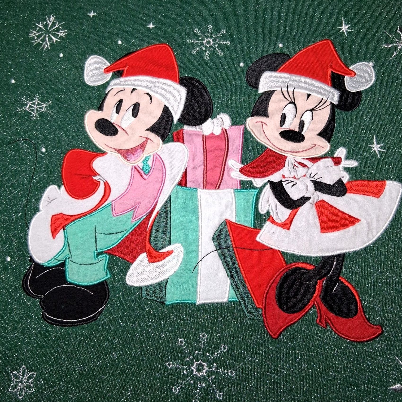 Vintage VINTAGE Disney Parks Christmas Sweatshirt Women Plus Size 3X Green Glitter Mickey Minnie Sweatshirt Size XXL / US 16-18 / IT 52-54 - 7 Thumbnail