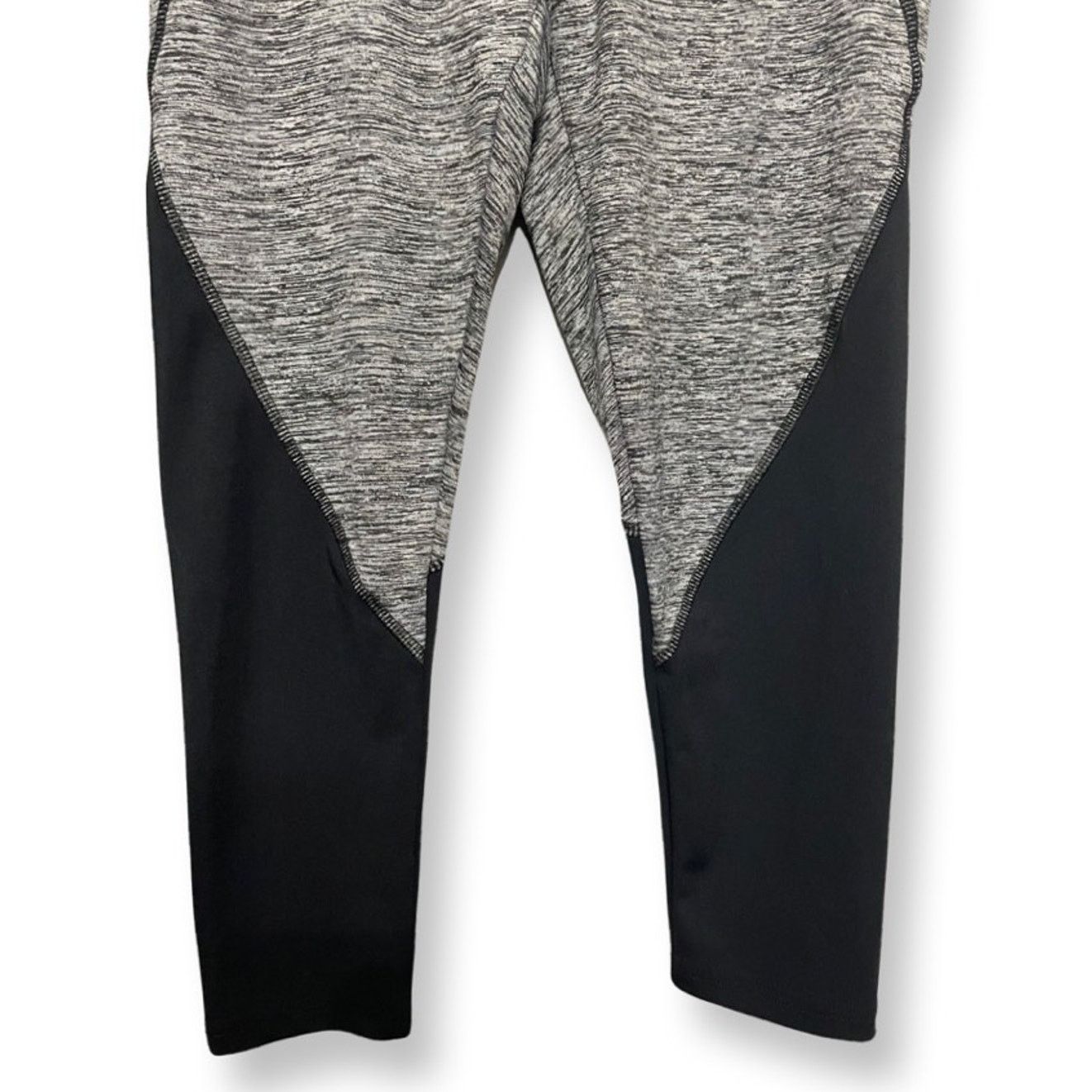 Other Avon Activewear Cropped Leggings Color Block Grey/Black XS Size 26" / US 2 / IT 38 - 3 Thumbnail