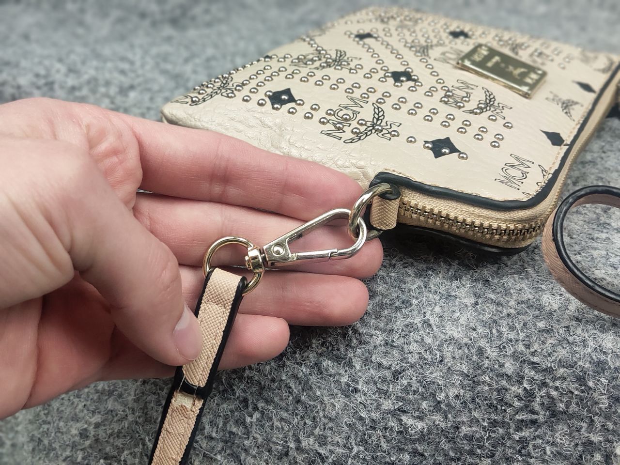 MCM MCM Authentic Vintage Small beige monogram crossbody Zip Bag Size ONE SIZE - 14 Thumbnail
