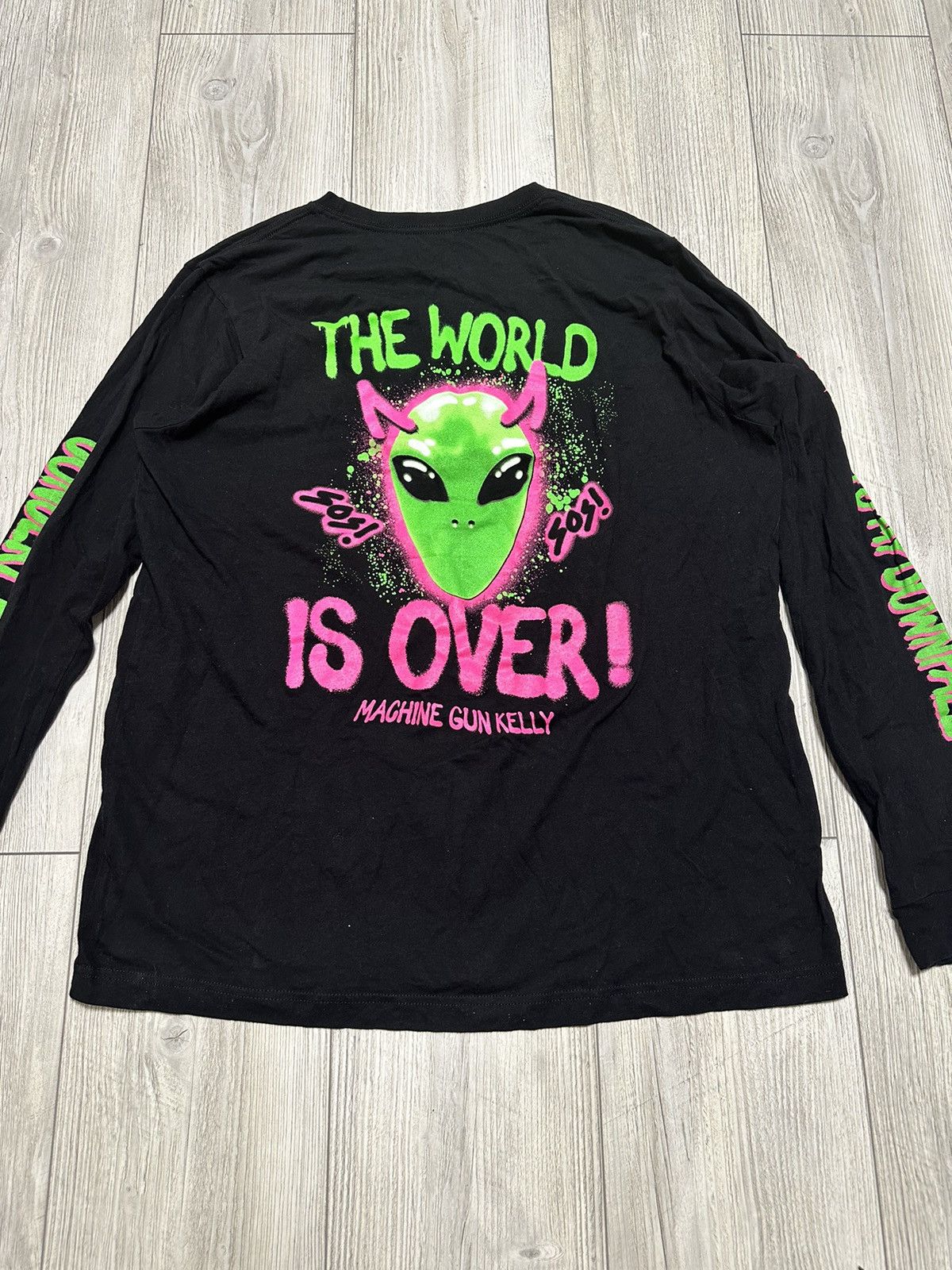 Band Tees MGK Machine Gun Kelly The World Is Over Longsleeve Size US XL / EU 56 / 4 - 5 Thumbnail