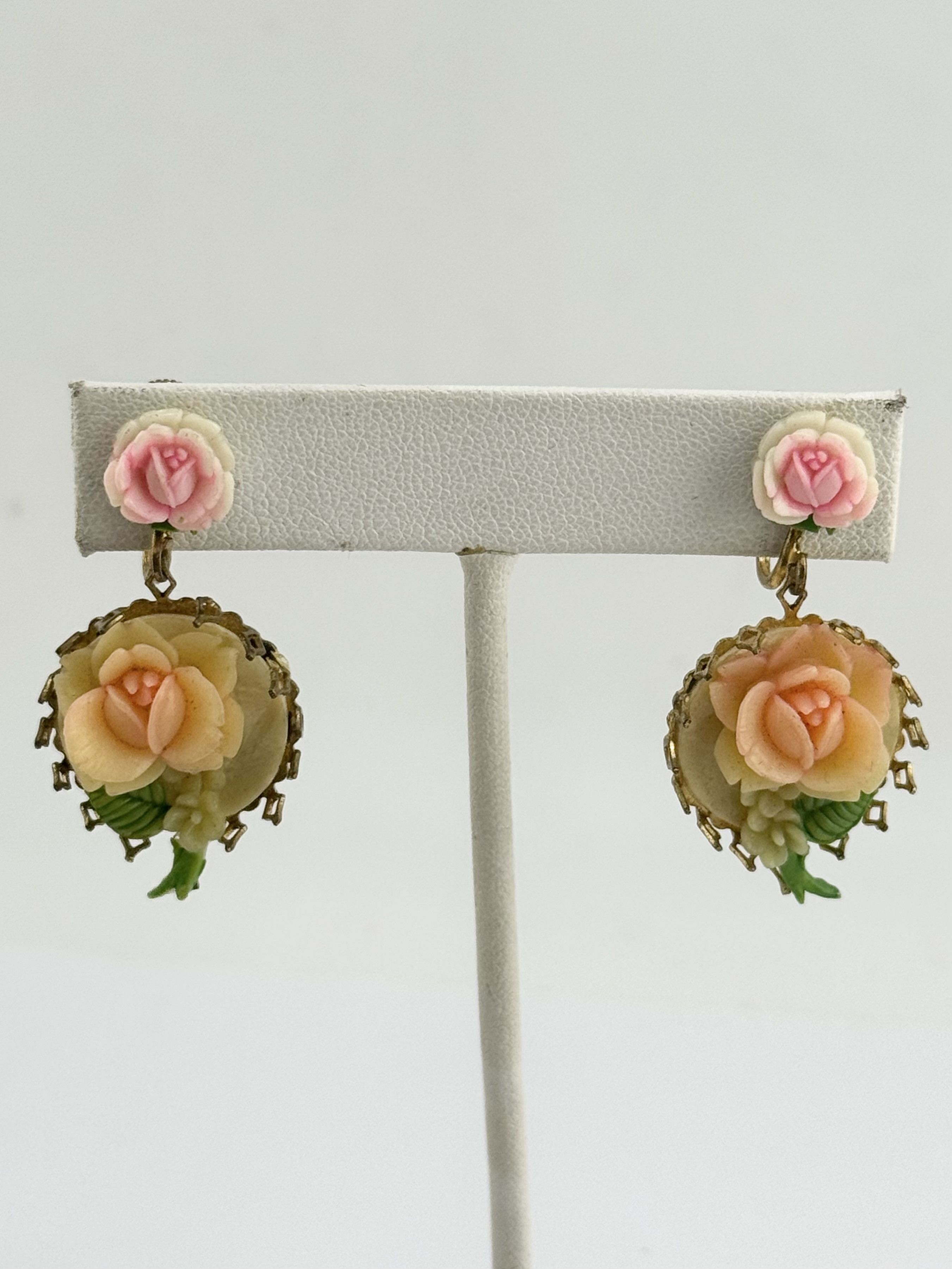 Vintage Vintage Celluloid flower dangle drop screw back earrings Size ONE SIZE - 1 Thumbnail