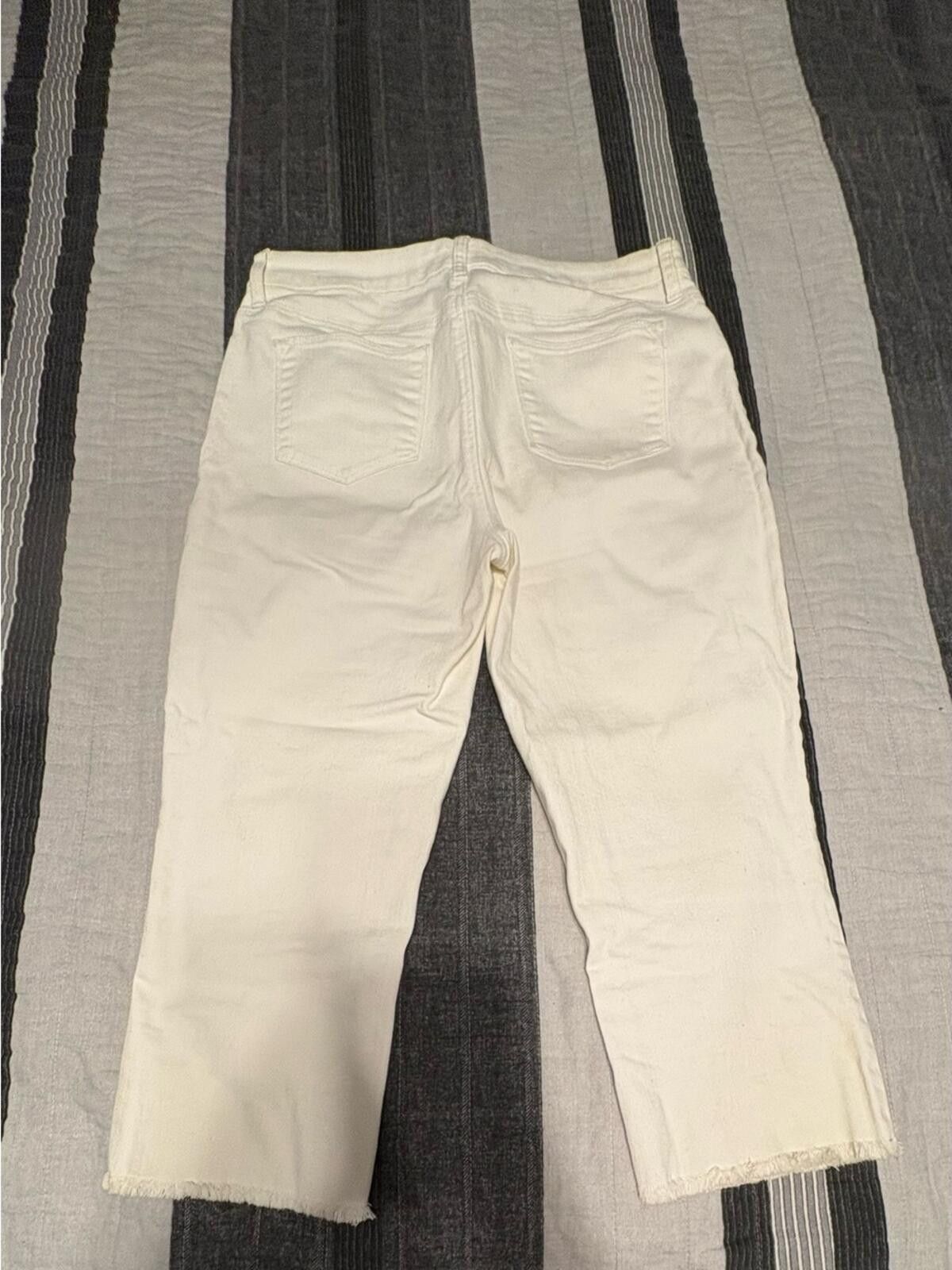 Chicos Chico’s perfect stretch girlfriend slim leg frayed capris Size 32" / US 10 / IT 46 - 2 Thumbnail