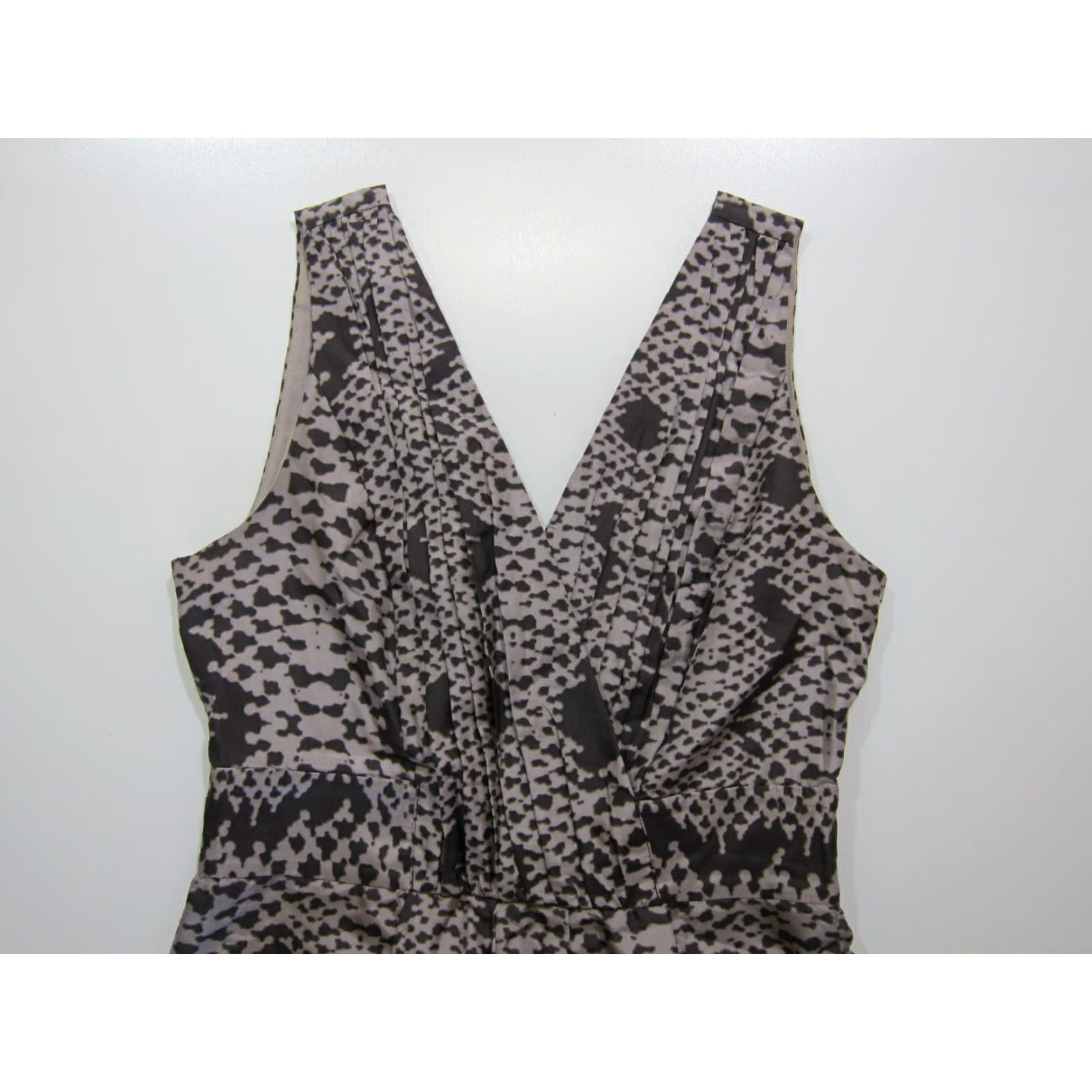 Banana Republic Banana Republic 100% Silk Grey Snake Print V-Neck Sleeveless Dress Women 6/M Size M / US 6-8 / IT 42-44 - 4 Thumbnail