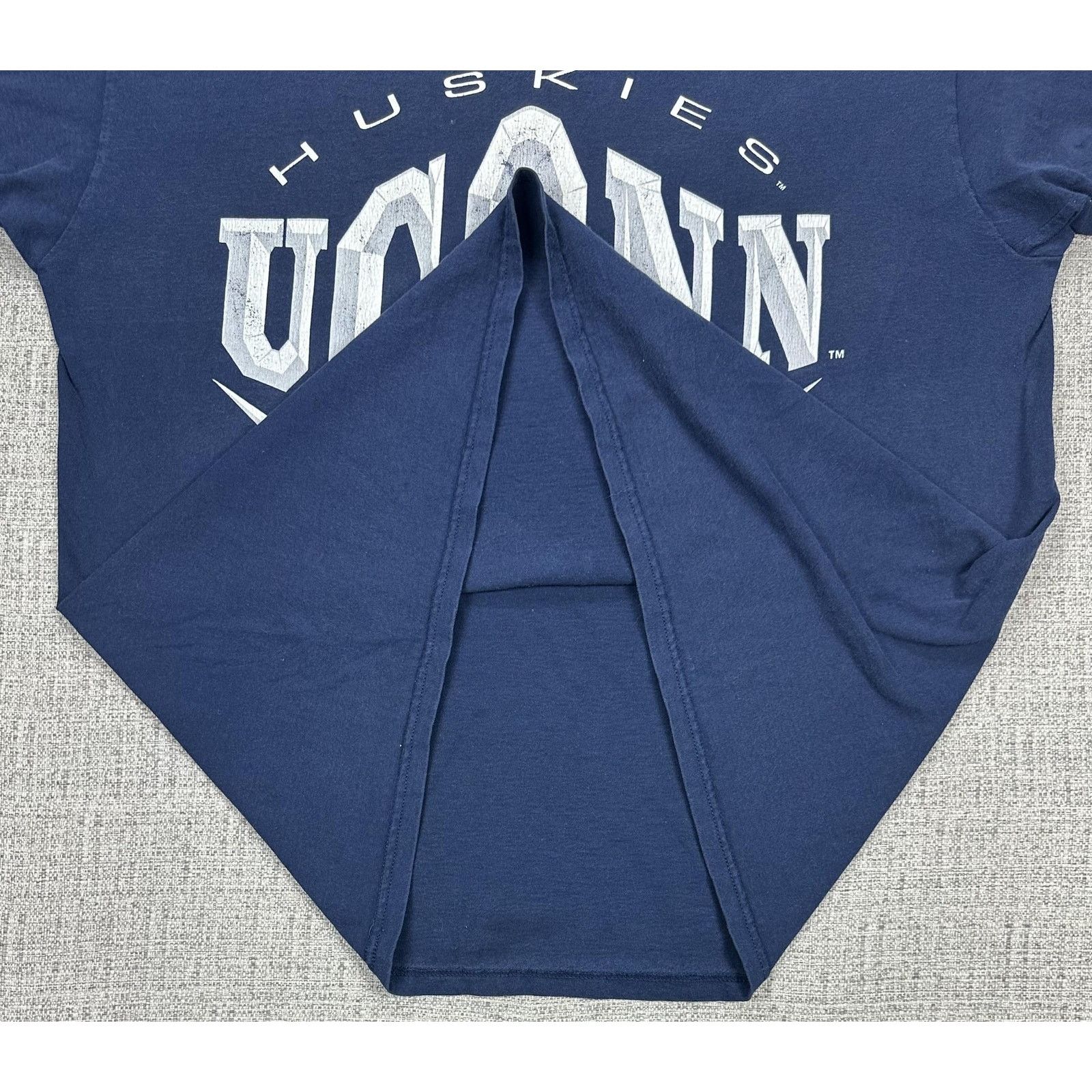 Nutmeg UConn Huskies Shirt XL Blue Nutmeg Mills College USA 90s Size US XL / EU 56 / 4 - 5 Thumbnail