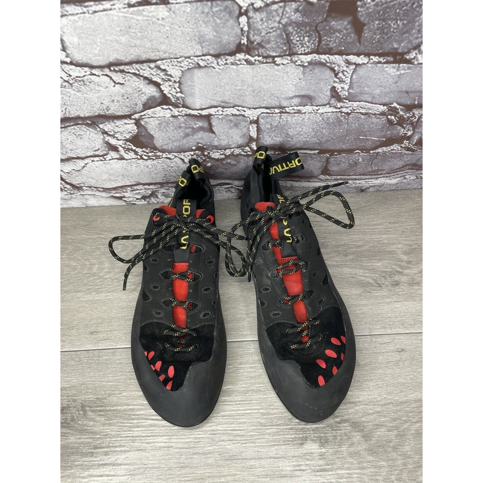 La Sportiva La Sportiva Tarantulace Black Leather Red Rock Climbing Shoe Size US 10.5 / EU 43-44 - 24 Thumbnail