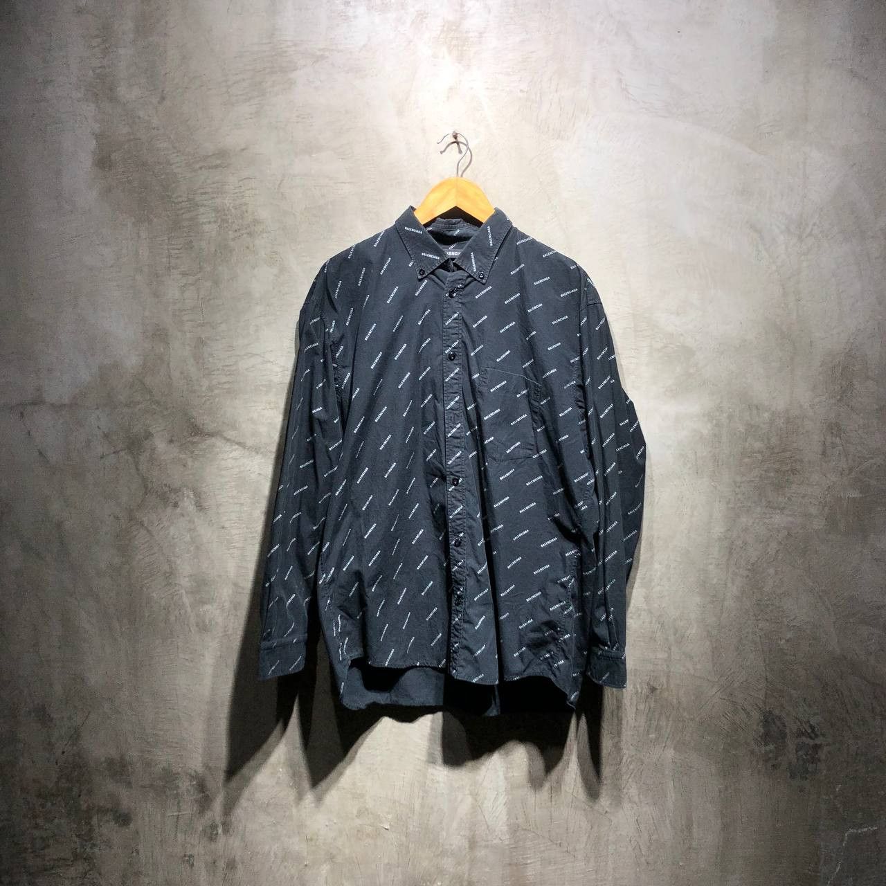 Balenciaga Balenciaga All over print logo button down L/S Size US XXL / EU 58 / 5 - 1 Thumbnail