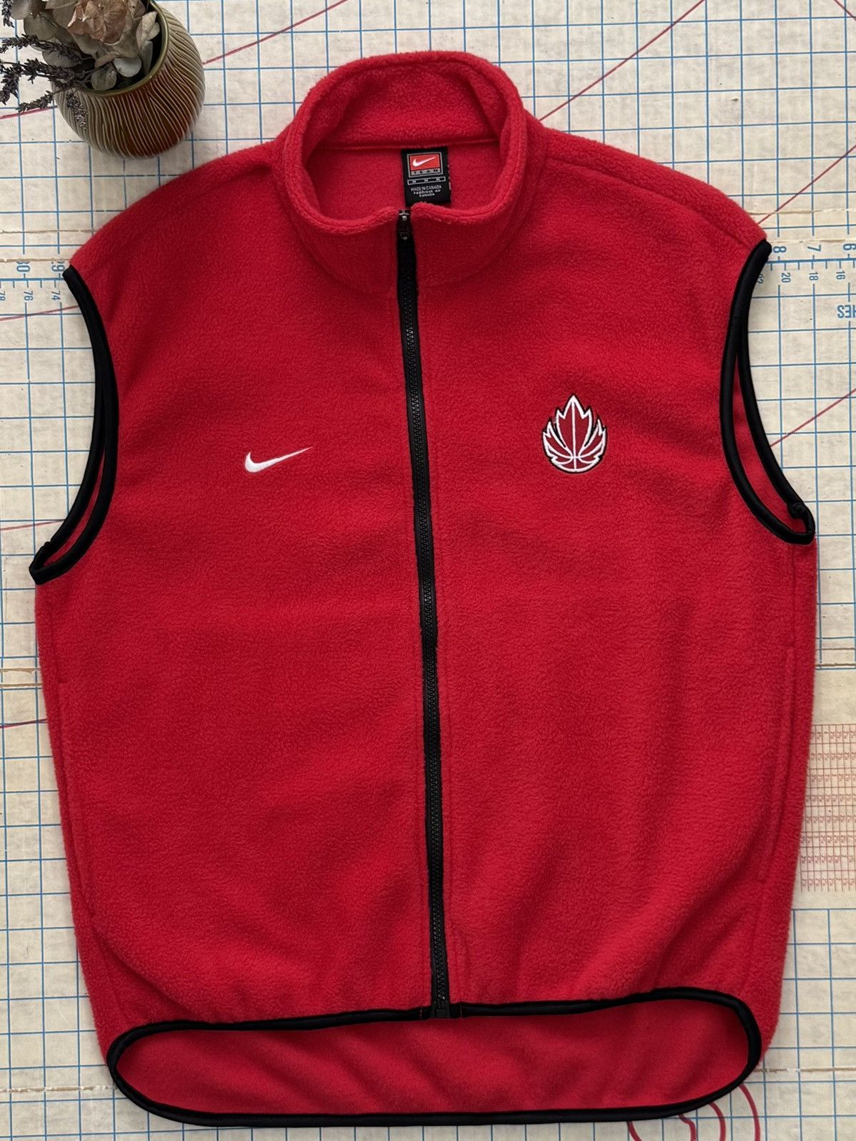 Nike × Vintage Vintage Nike Team Canada Basketball Fleece Full Zip Vest Med Size US M / EU 48-50 / 2 - 2 Thumbnail