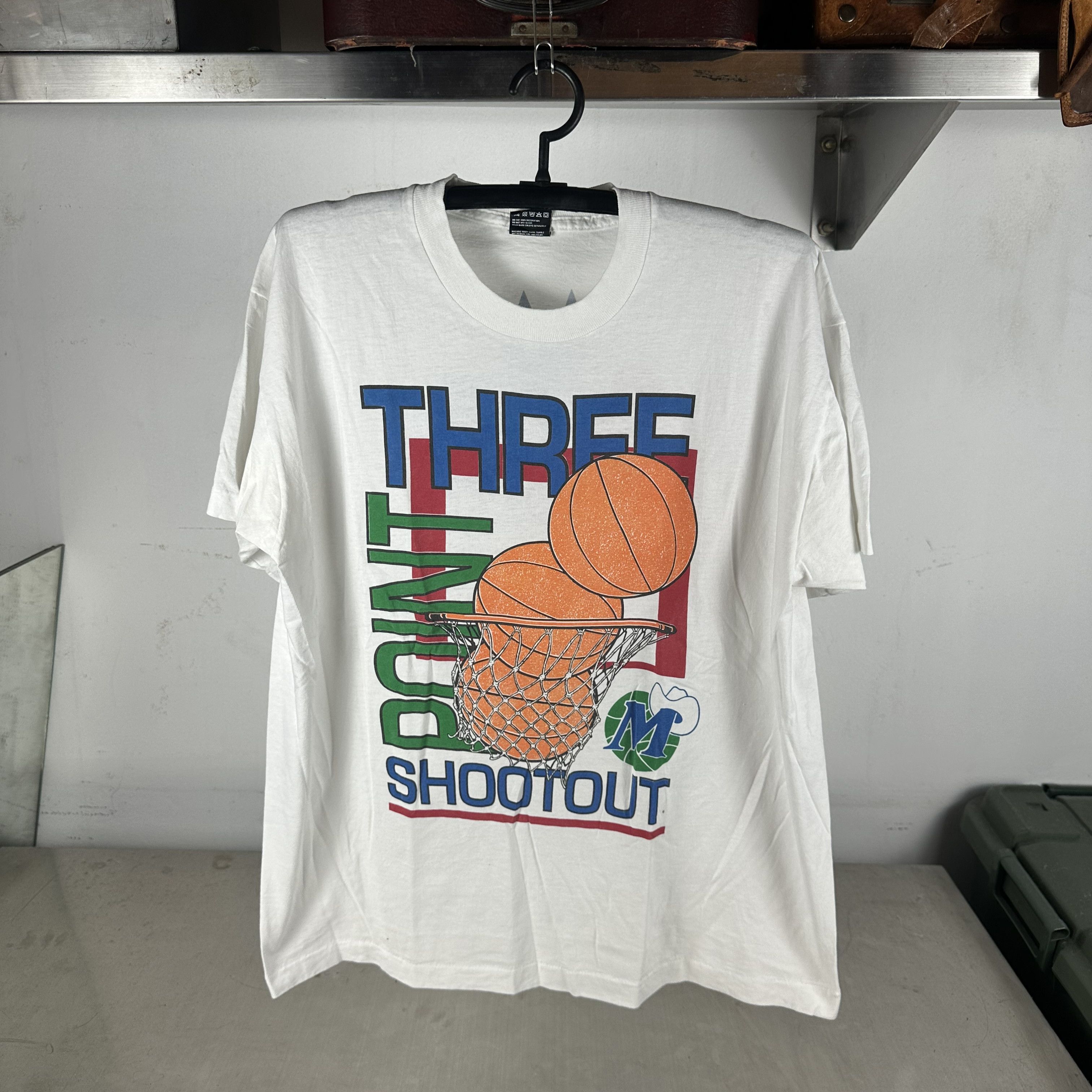 Vintage ​​​​90s Minnesota Timberwolves Three Point Shootout NBA Tee Size US XL / EU 56 / 4 - 1 Thumbnail