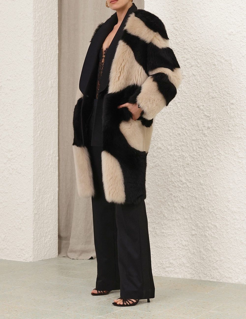 oc11z0725 Illustration Swirl Coat in Beige/Black