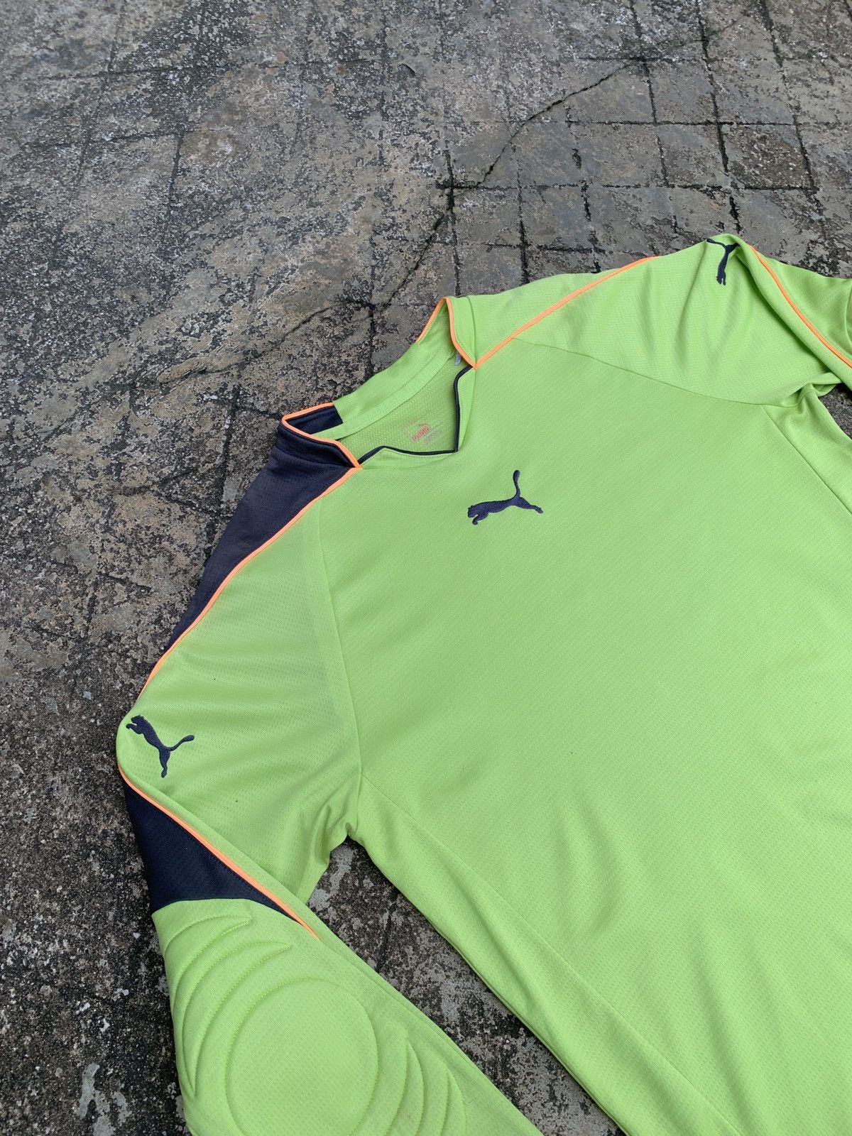 Puma × Vintage 2000s Puma Green Goalkeeper Template Embroidery Jersey Size US M / EU 48-50 / 2 - 3 Thumbnail