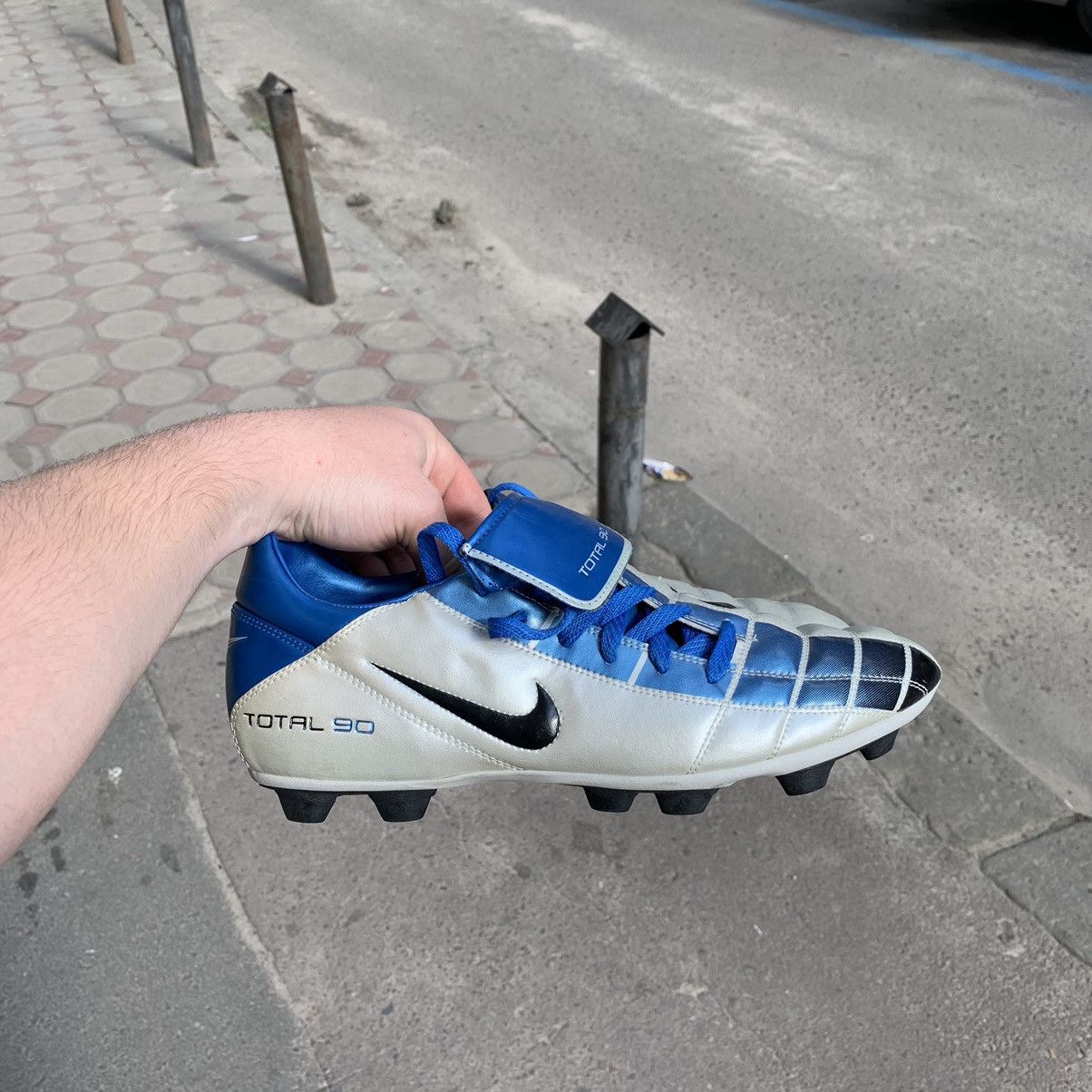 total 90 soccer boots