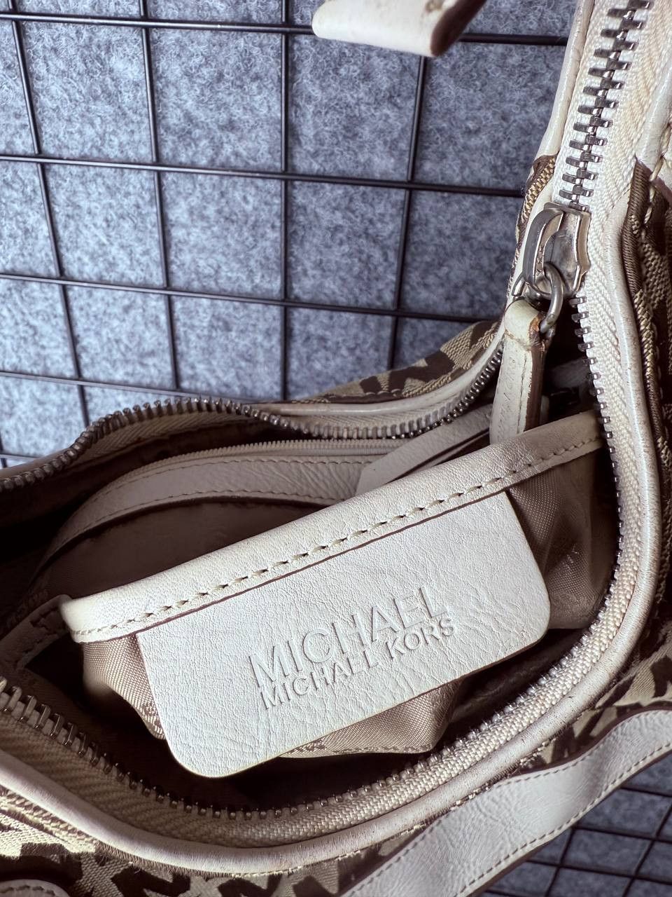 Michael Kors Michael Kors Monogram Handle Bag Size ONE SIZE - 13 Thumbnail