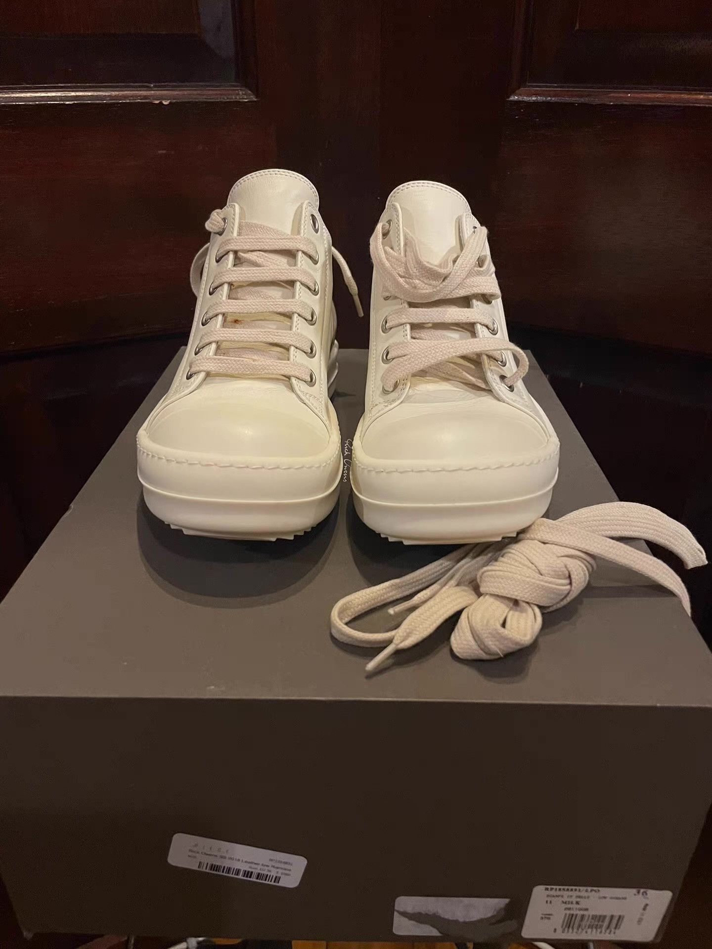 Rick Owens Rick Owens 18SS Women's White Low-top Calfskin Big Ｑ25 Size US 6 / IT 36 - 1 Thumbnail